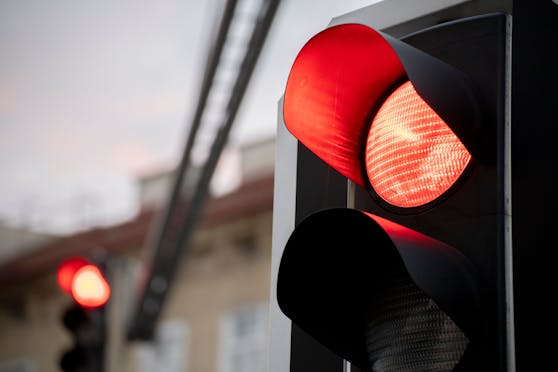 Eine rote Ampel. (Symbolbild)