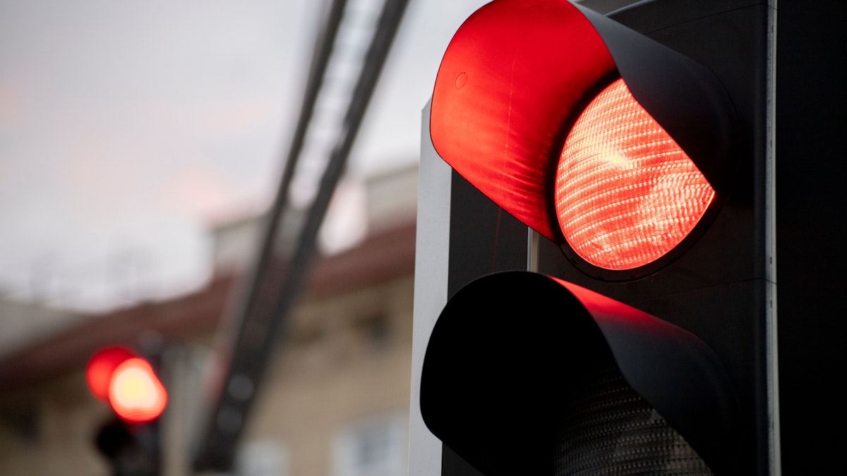 Schlägt Polizistin – Alko-Raser ignoriert rote Ampel, dann sieht er rot ...