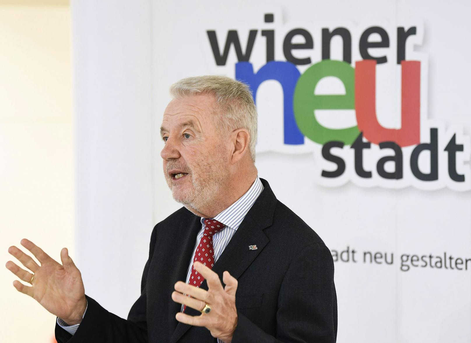 Bürgermeister Klaus Schneeberger während der Pressekonferenz zum Thema "Hochinzidenzgebietsverordnung und die damit verbundenen Maßnahmen" am Donnerstag im ehemaligen "Carnaby" in Wiener Neustadt.