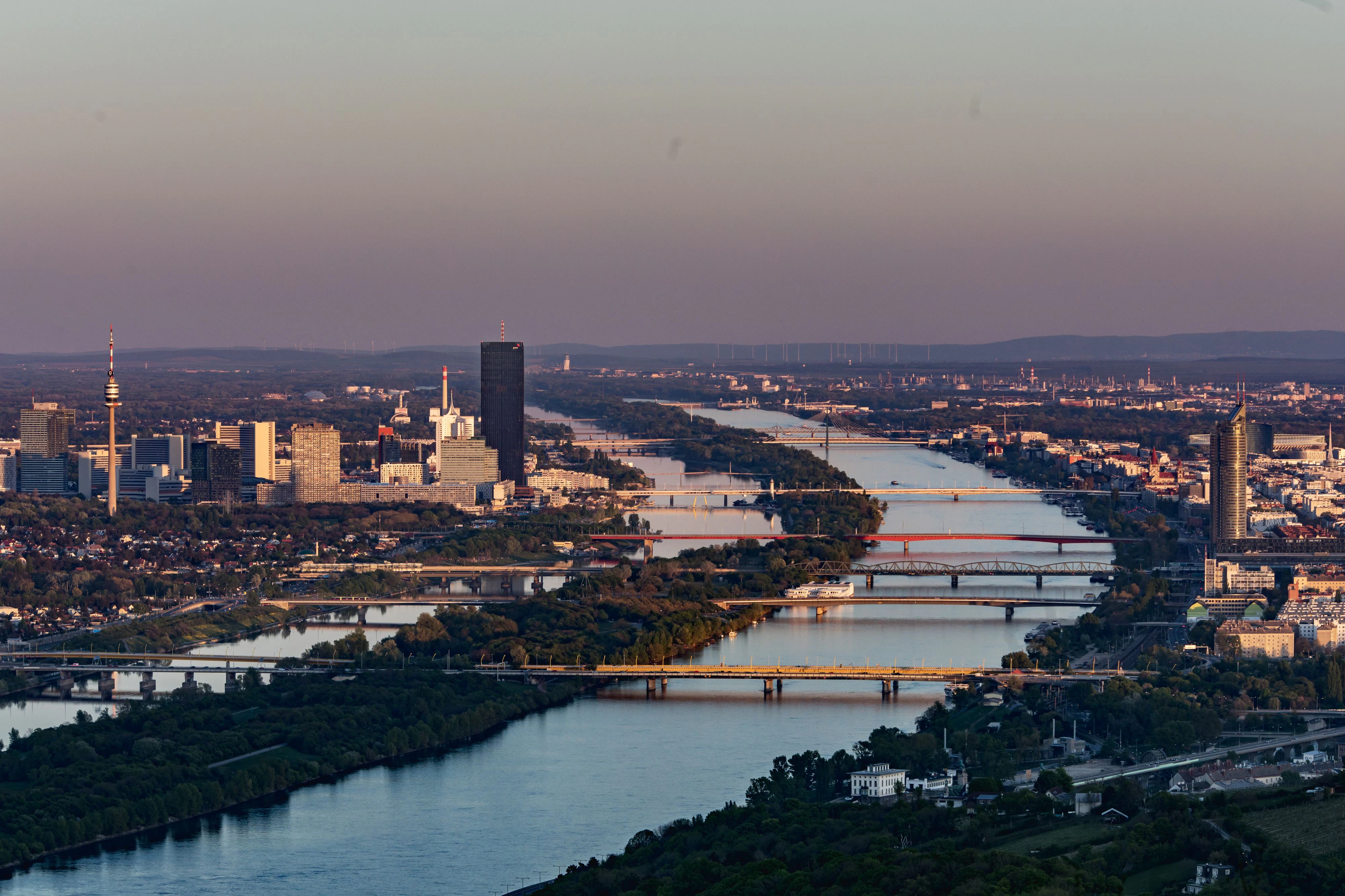 Überblick auf die Donauinsel und die Skyline vom Leopoldsberg aus