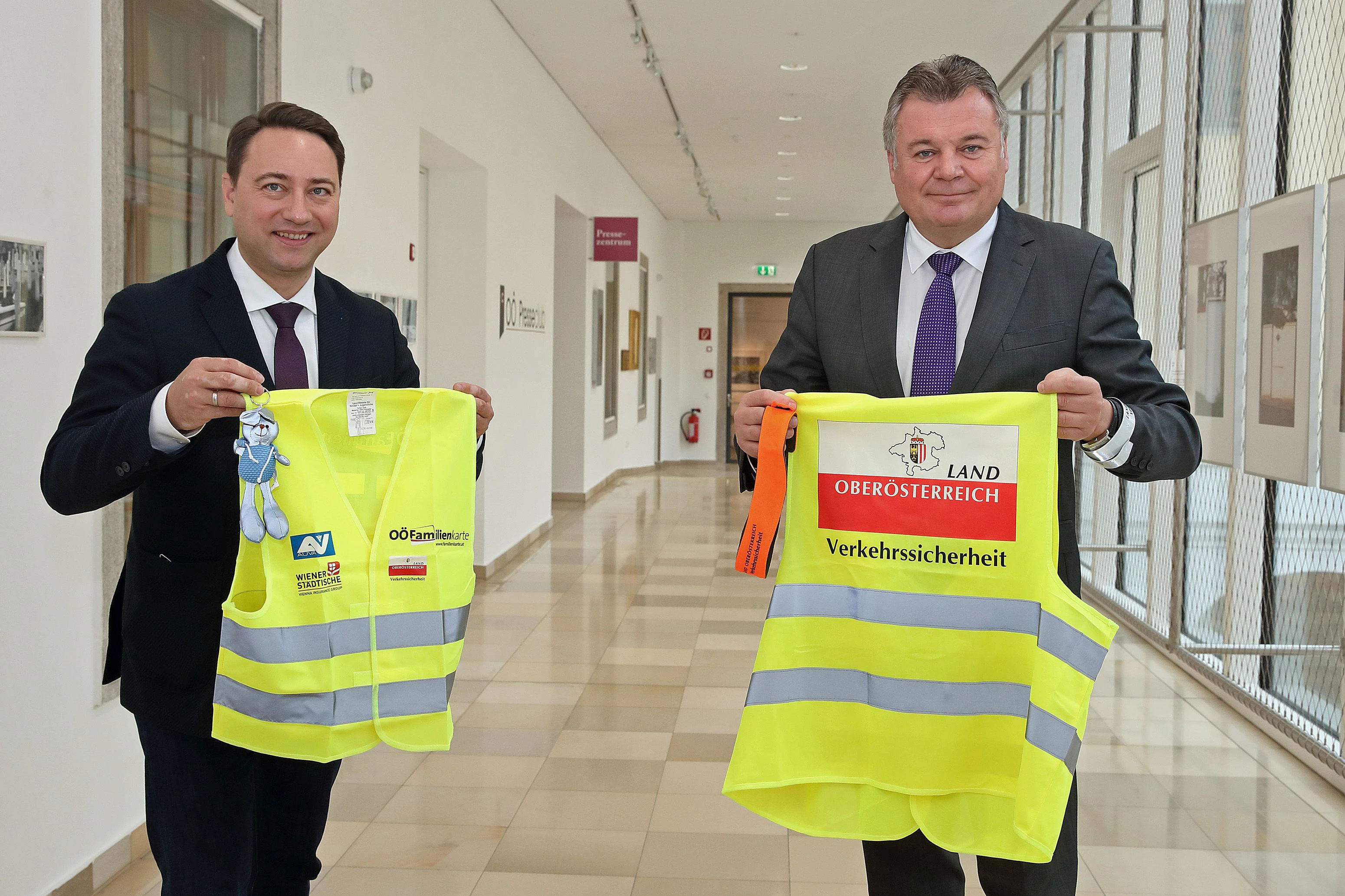 FPOÖ-Chef Haimbuchner (li.) geht in freiwillige Selbstisolation, weil Landesrat Günther Steinkellner (re.) positiv getestet wurde. Das Bild zeigt die beiden mit Corona-Abstand bei einem Termin im vergangenen Herbst.