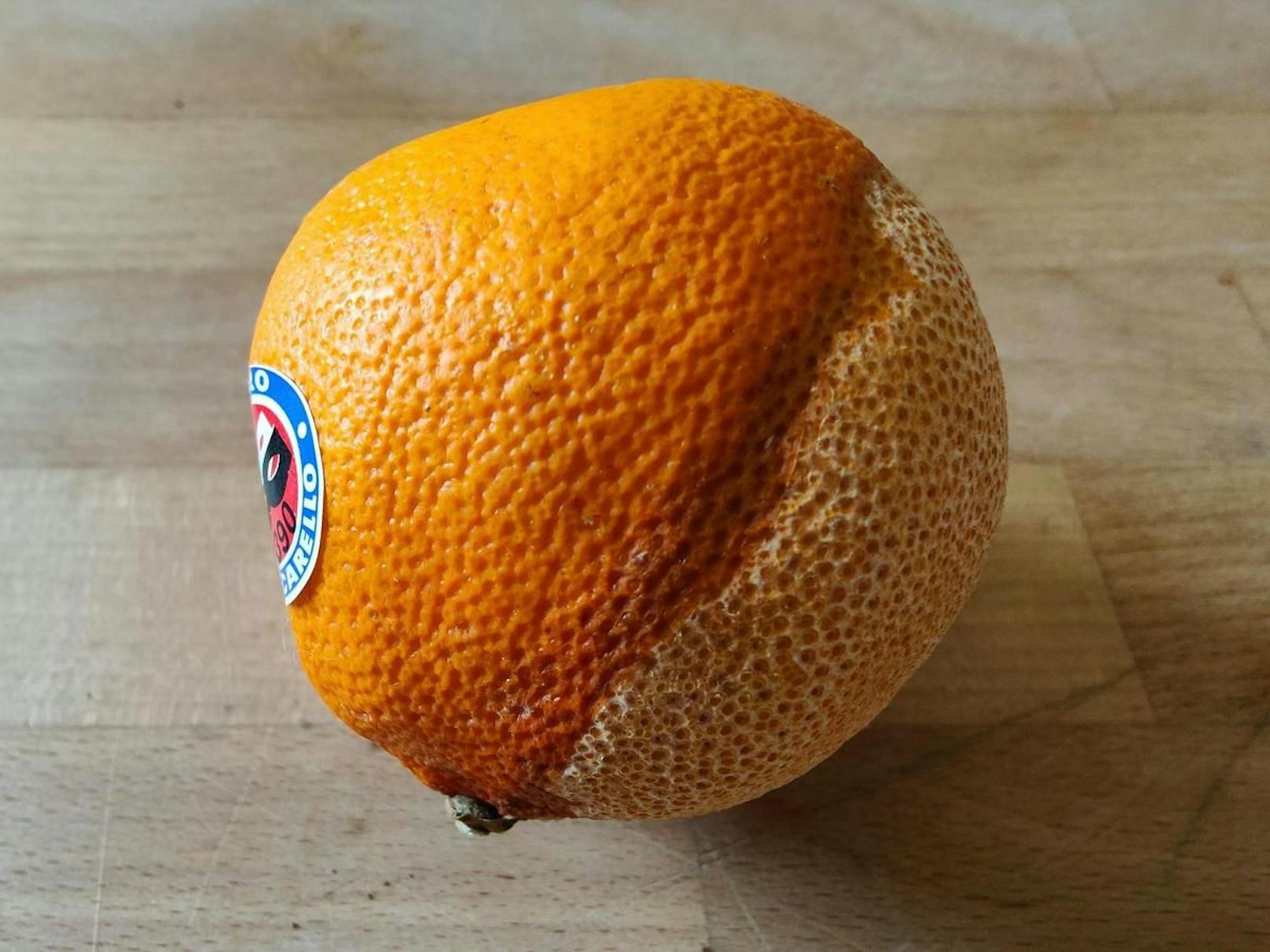 Es ist eine Orange, deren Zeste geschält wurde.