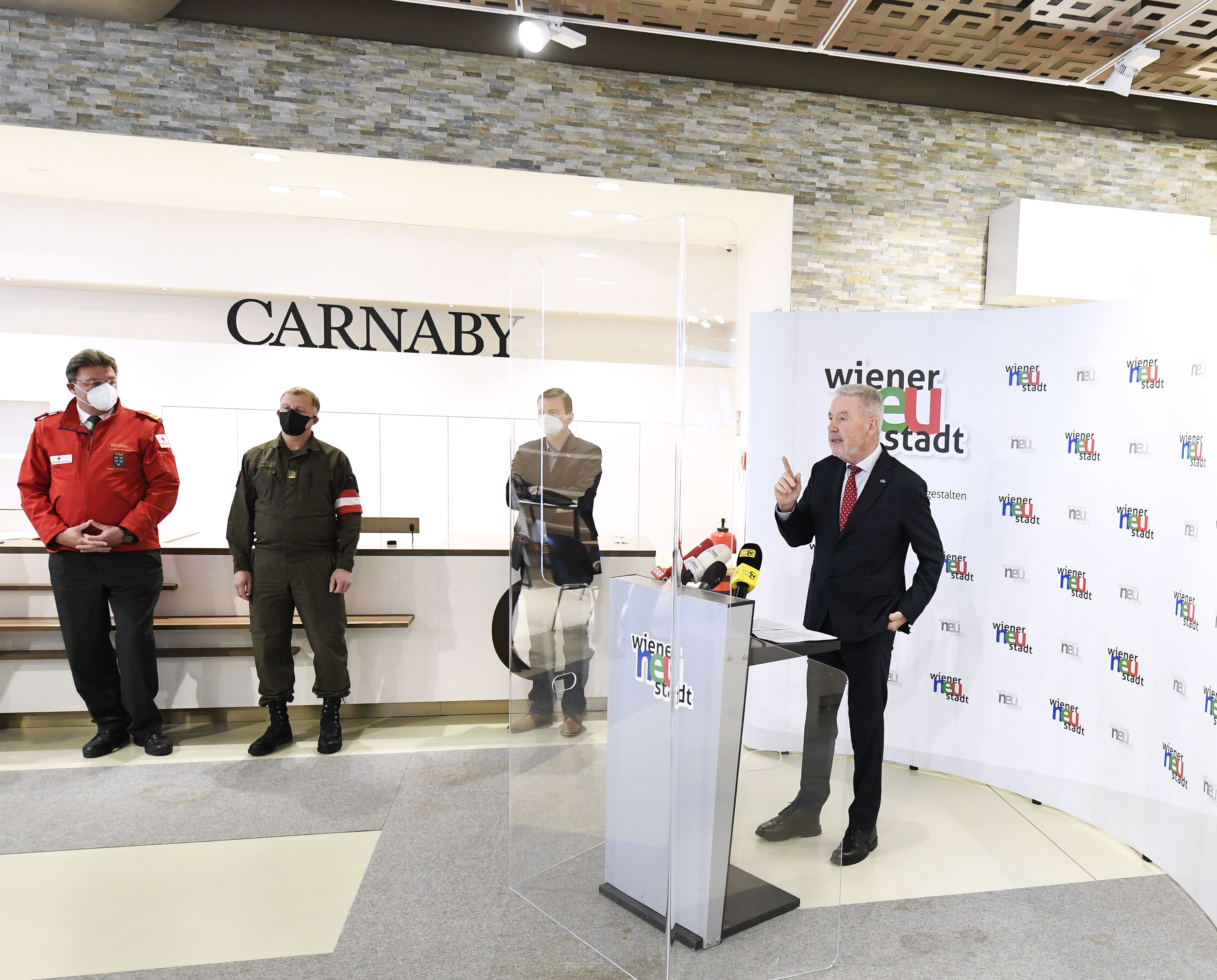 Josef Schmoll, der Präsident des niederösterreichischen Roten Kreuzes (l.), Oberst Horst Karas von der Theresianischen Militärakademie und Bürgermeister Klaus Schneeberger (r.)