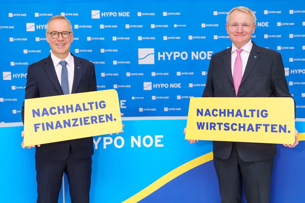Die beiden HYPO NOE-Vorstände Wolfgang Viehauser und Udo Birkner präsentieren den Jahresfinanzbericht 2020.