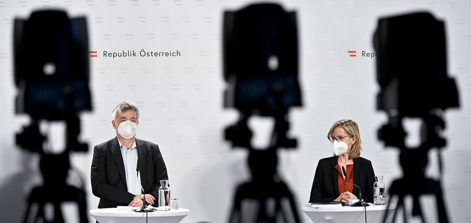 Vizekanzler Werner Kogler, Umweltministerin Leonore Gewessler (beide Grüne) und Staatssekretär Magnus Brunner (ÖVP) am 10. März 2021 im Rahmen der Präsentation des Erneuerbaren-Ausbau-Gesetzes (EAG) in Wien.