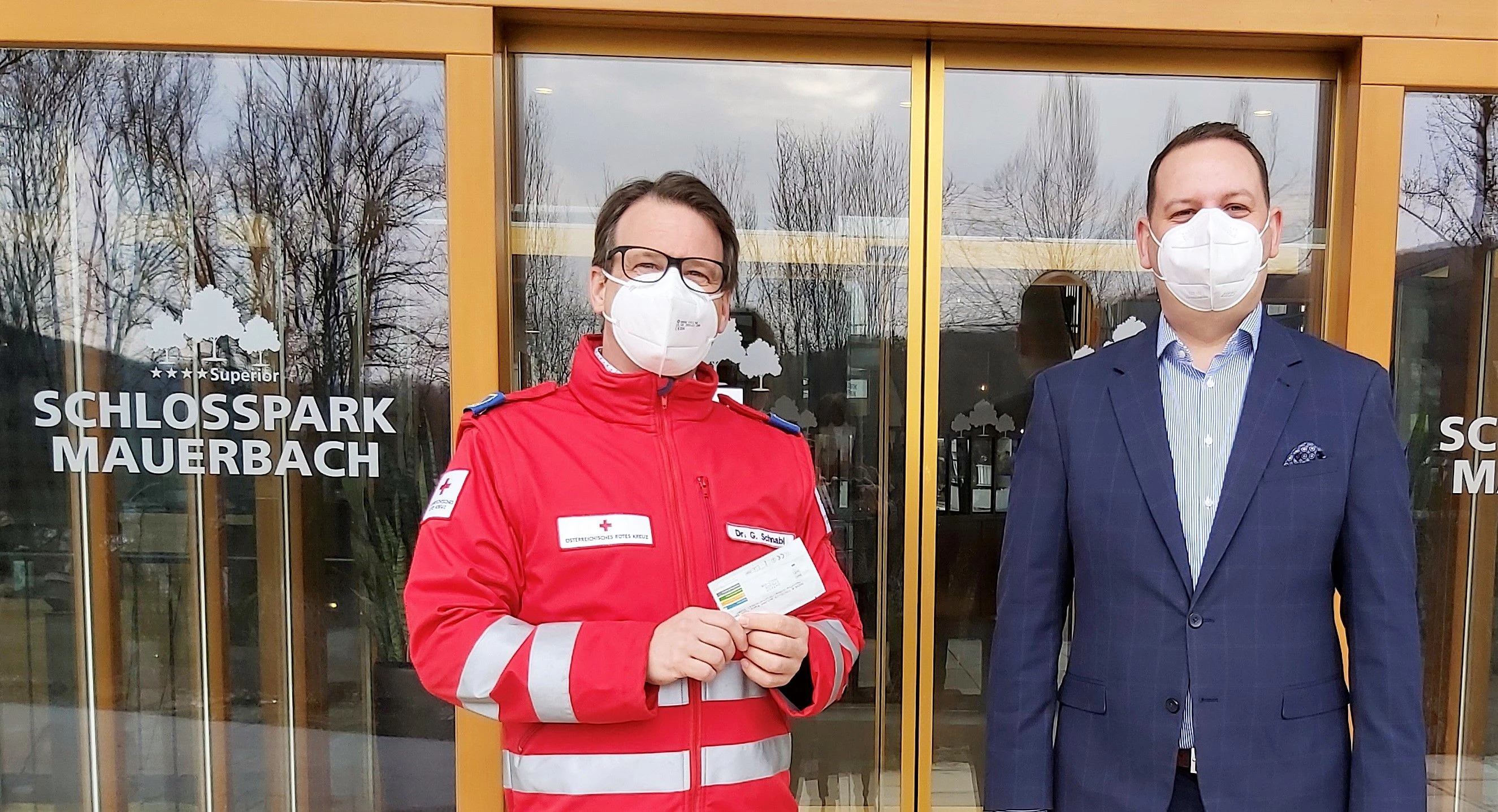 Hoteldirektor Philip Jansohn (r.) mit Rotkreuz-Mitarbeiter