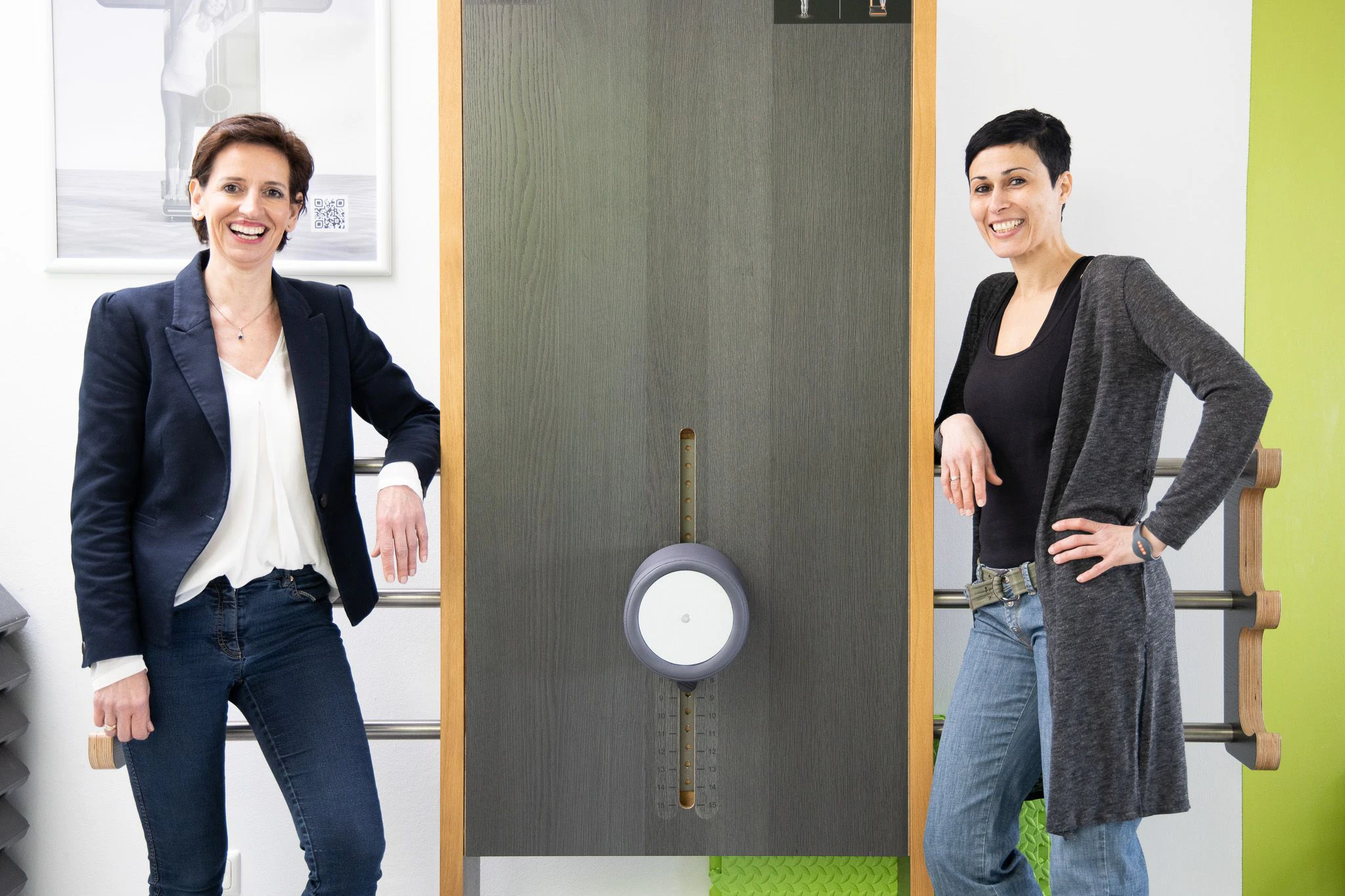 Neos-Landessprecherin Indra Collini (r.) bei einem Lokalaugenschein bei BodyZone-Betreiberin Dalia Fahmy in Deutsch-Wagram.