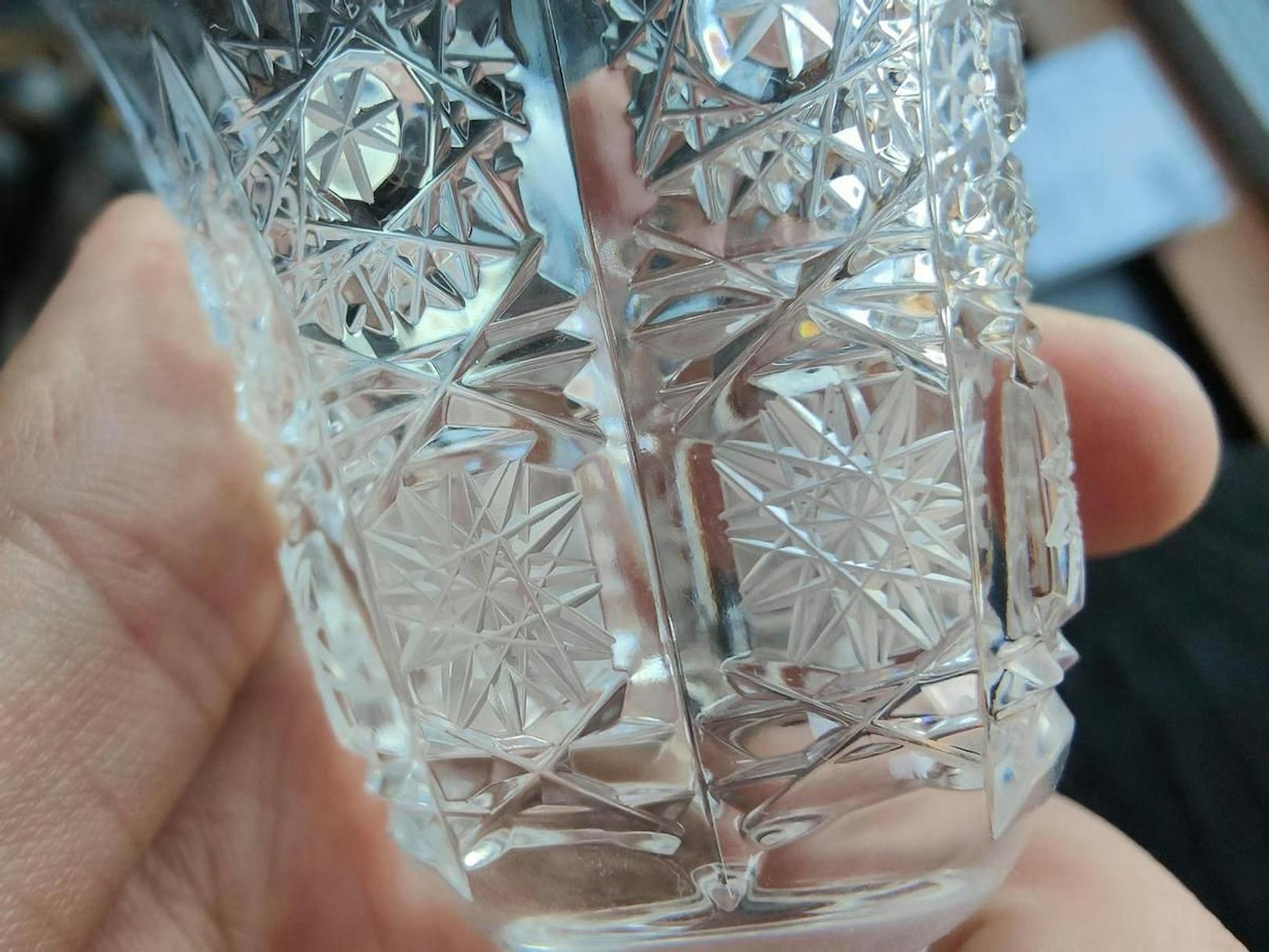 Es ist ein geschliffenes Kristallglas.