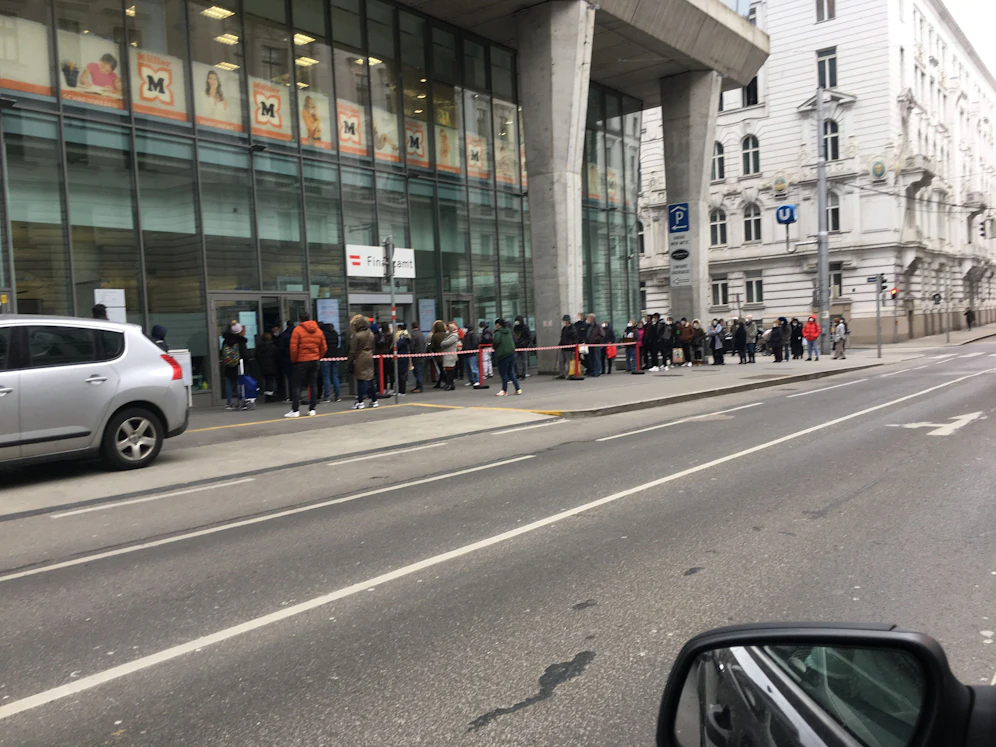 Die Schlange wart meterlang.
