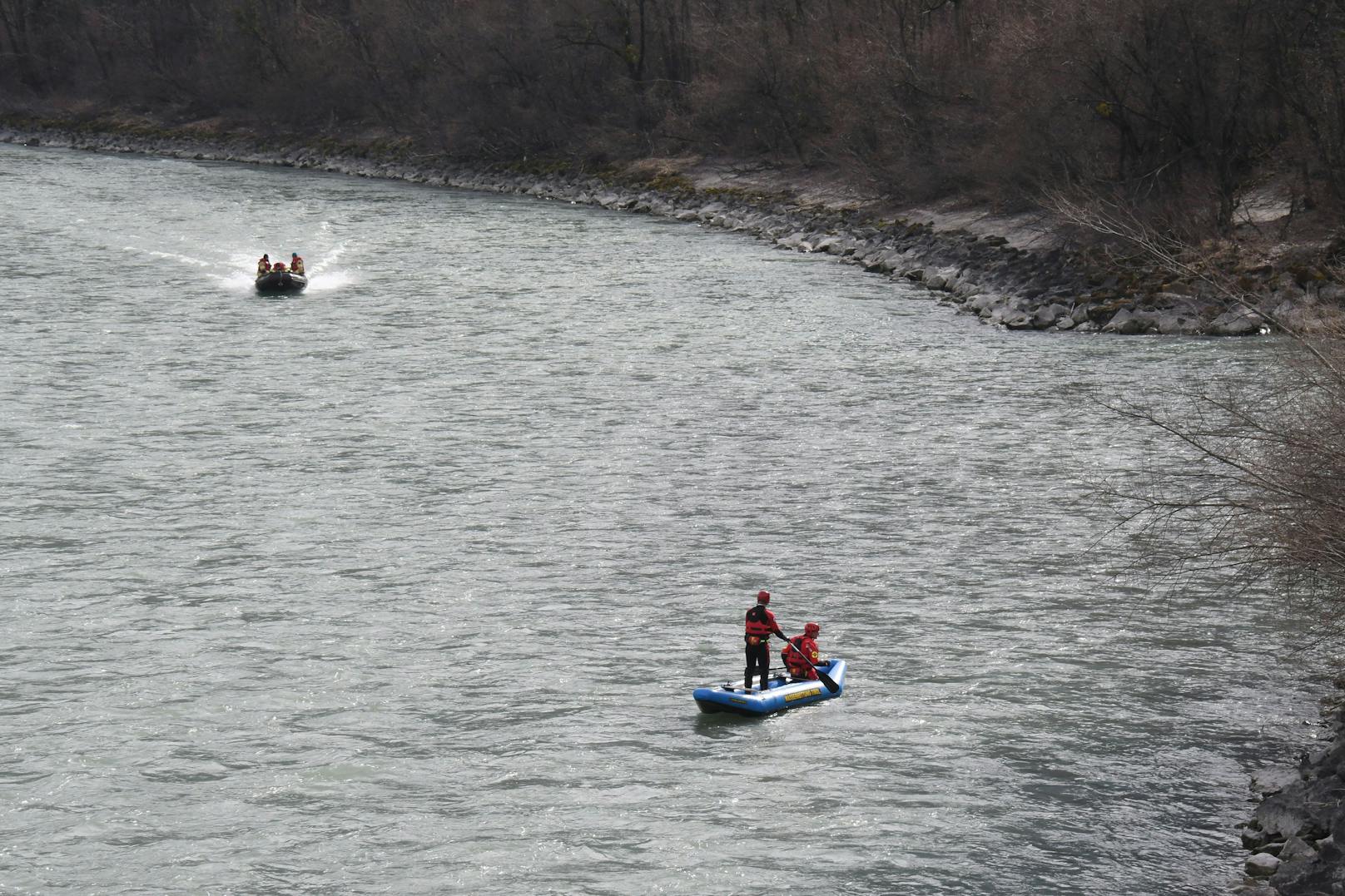 Zwei Boote der Wasserrettung sowie ein Boot der Feuerwehr Schwaz suchten am Donnerstag den Inn zwischen Schwaz und der Zillereinmündung in Strass nach der vermissten Frau aus Vomp ab. 