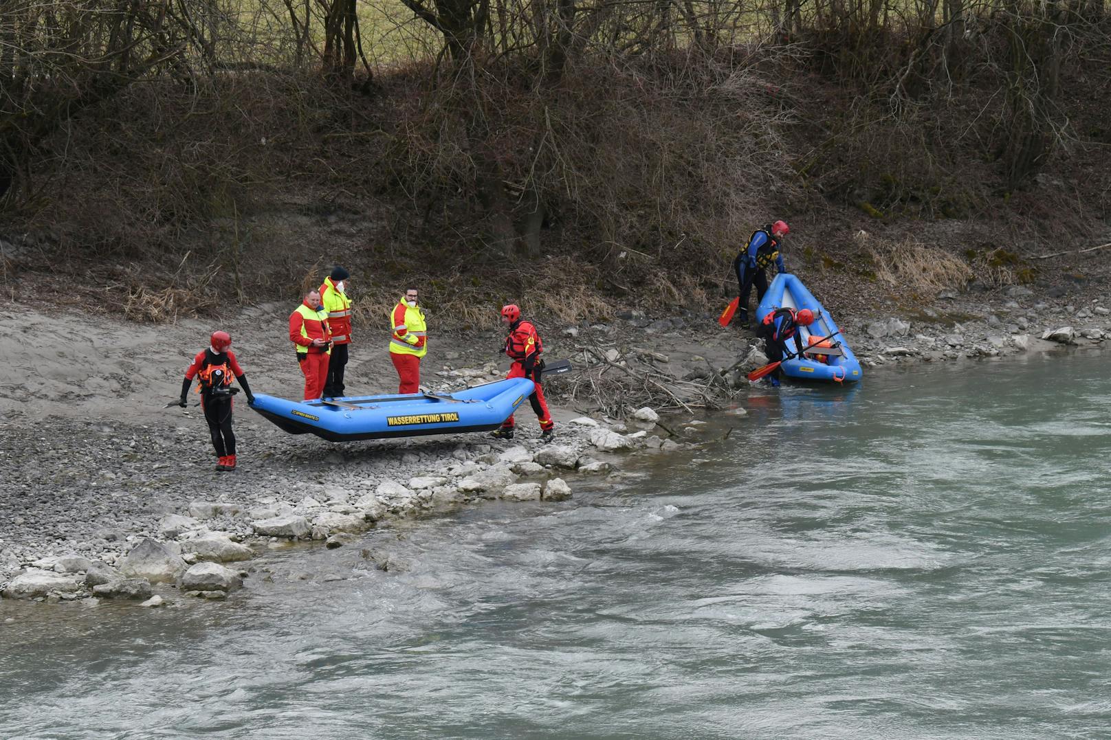 Zwei Boote der Wasserrettung sowie ein Boot der Feuerwehr Schwaz suchten am Donnerstag den Inn zwischen Schwaz und der Zillereinmündung in Strass nach der vermissten Frau aus Vomp ab. 