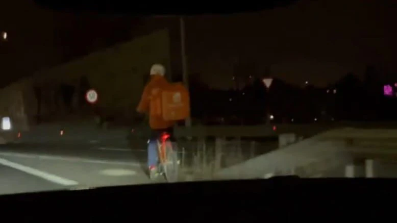 Essens-Bote fährt mit dem Fahrrad auf der Wiener Tangente