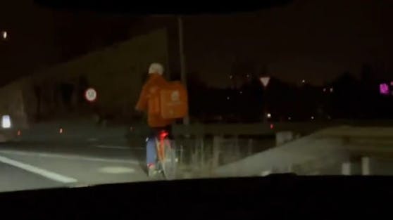 Essens-Bote fährt mit dem Fahrrad auf der Wiener Tangente