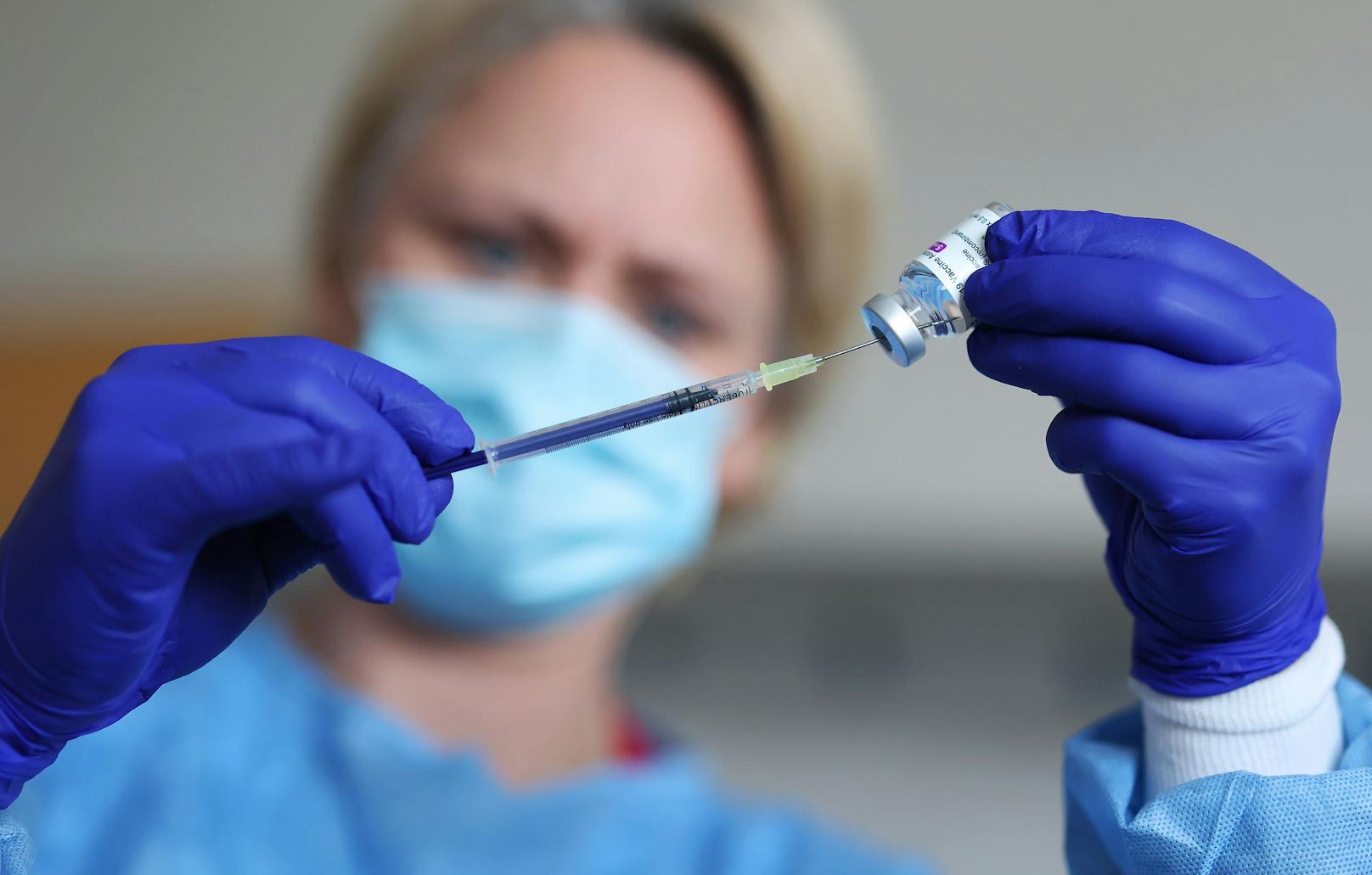 Vorbereitung einer Impfung mit dem AstraZeneca-Vakzin in Deutschland.