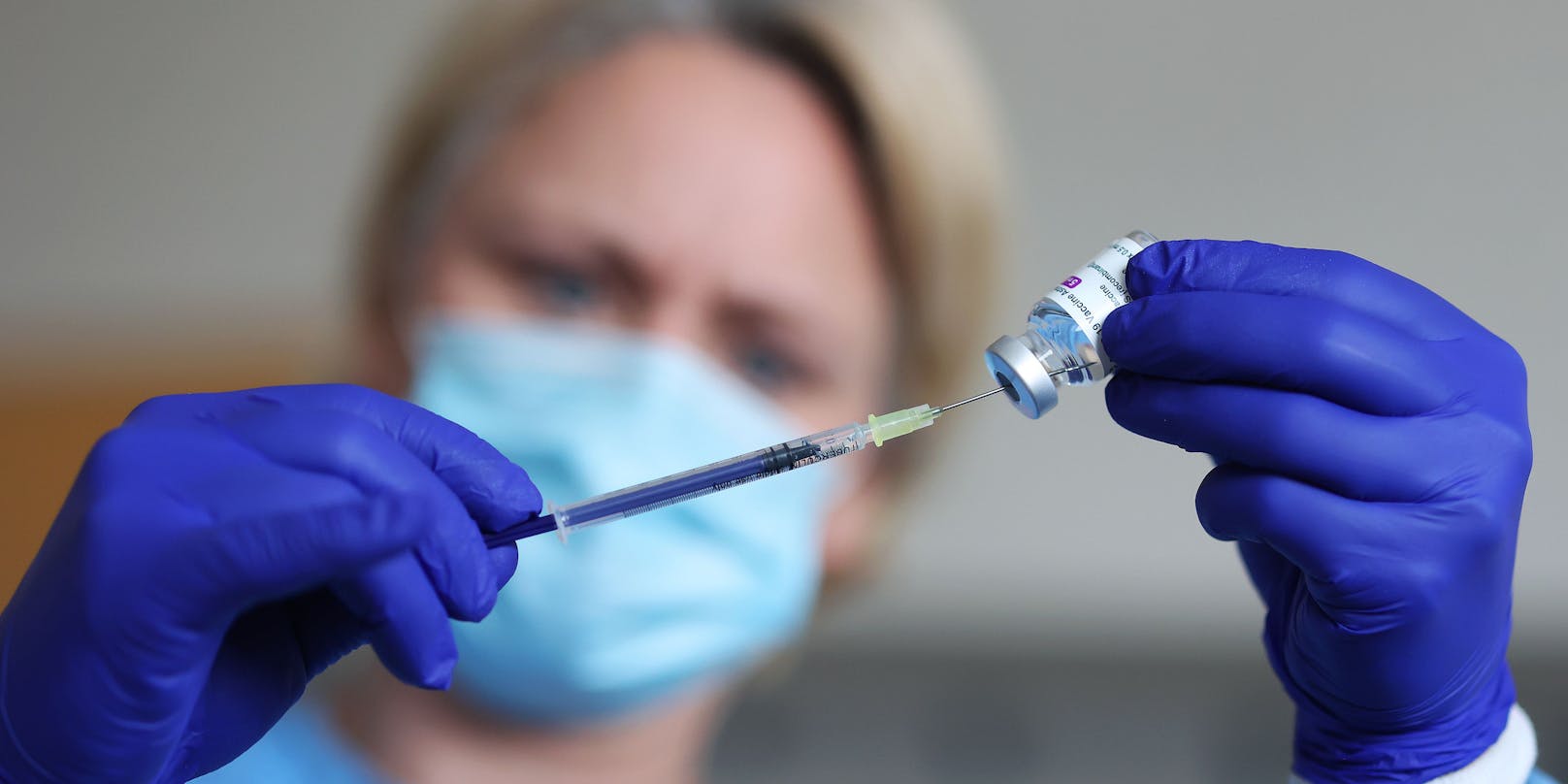 Vorbereitung einer Impfung mit dem AstraZeneca-Vakzin in Deutschland (Symbol)