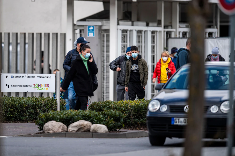 In der Tönnies-Fabrik in Rheda-Wiedenbrück soll es ein Tötungsdelikt gegeben haben. Ein Mitarbeiter ist ums Leben gekommen.