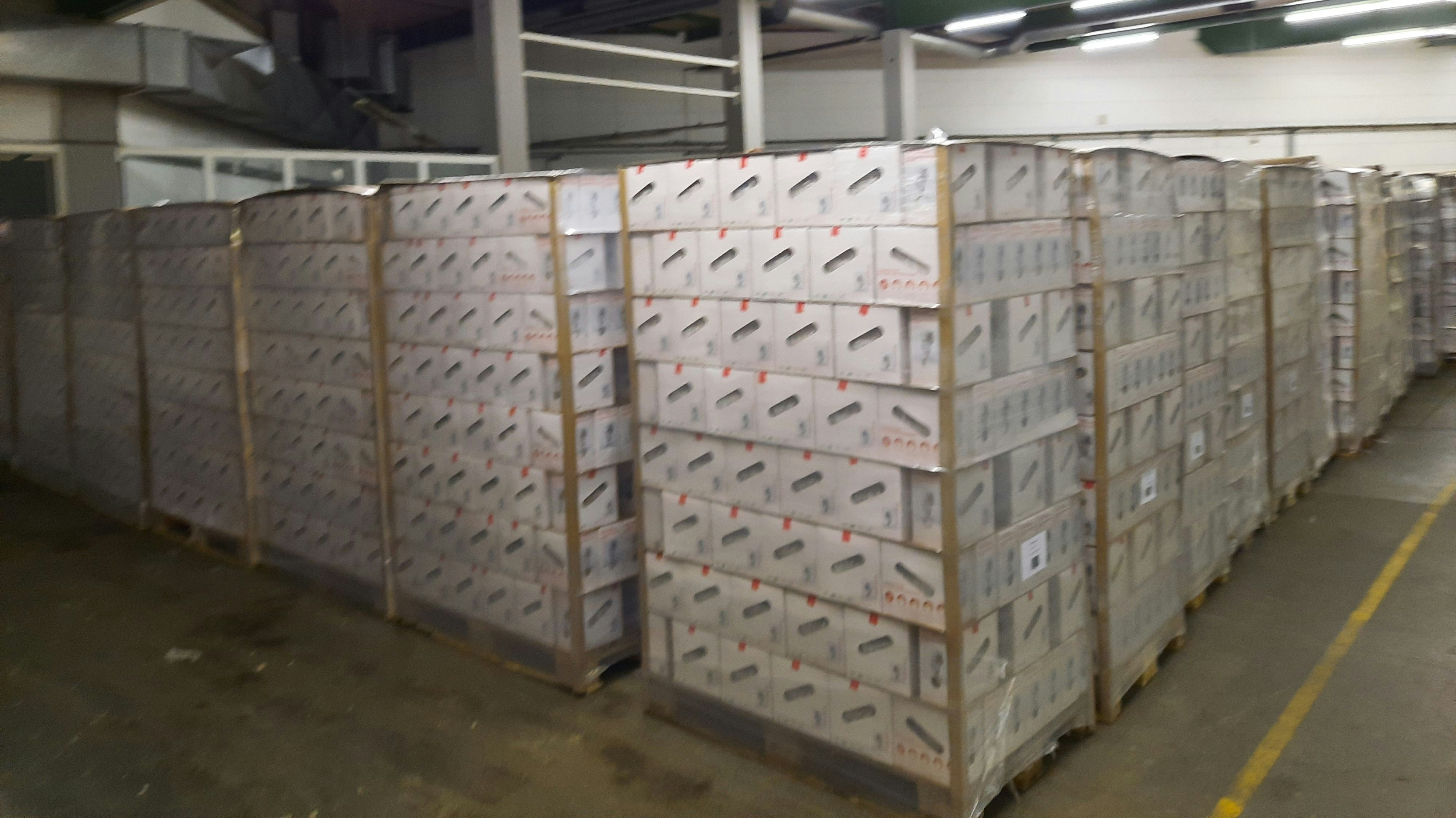 Sechs Tage in der Woche Schichtbetrieb, keine Heizung, kein Gehalt - so musste eine Wiener die Schummel-Masken verpacken