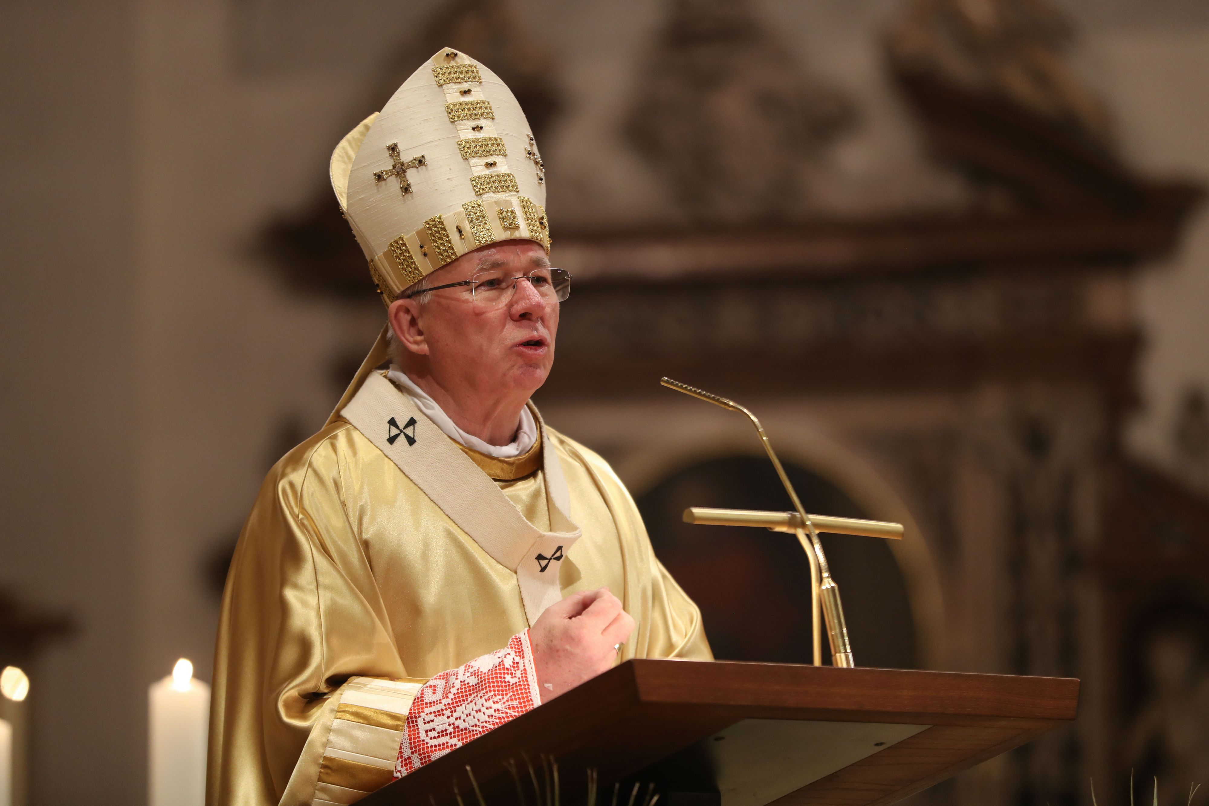 Osterfeier im Dom zu Salzburg mit dem Salzburger Erzbischof Franz Lackner.