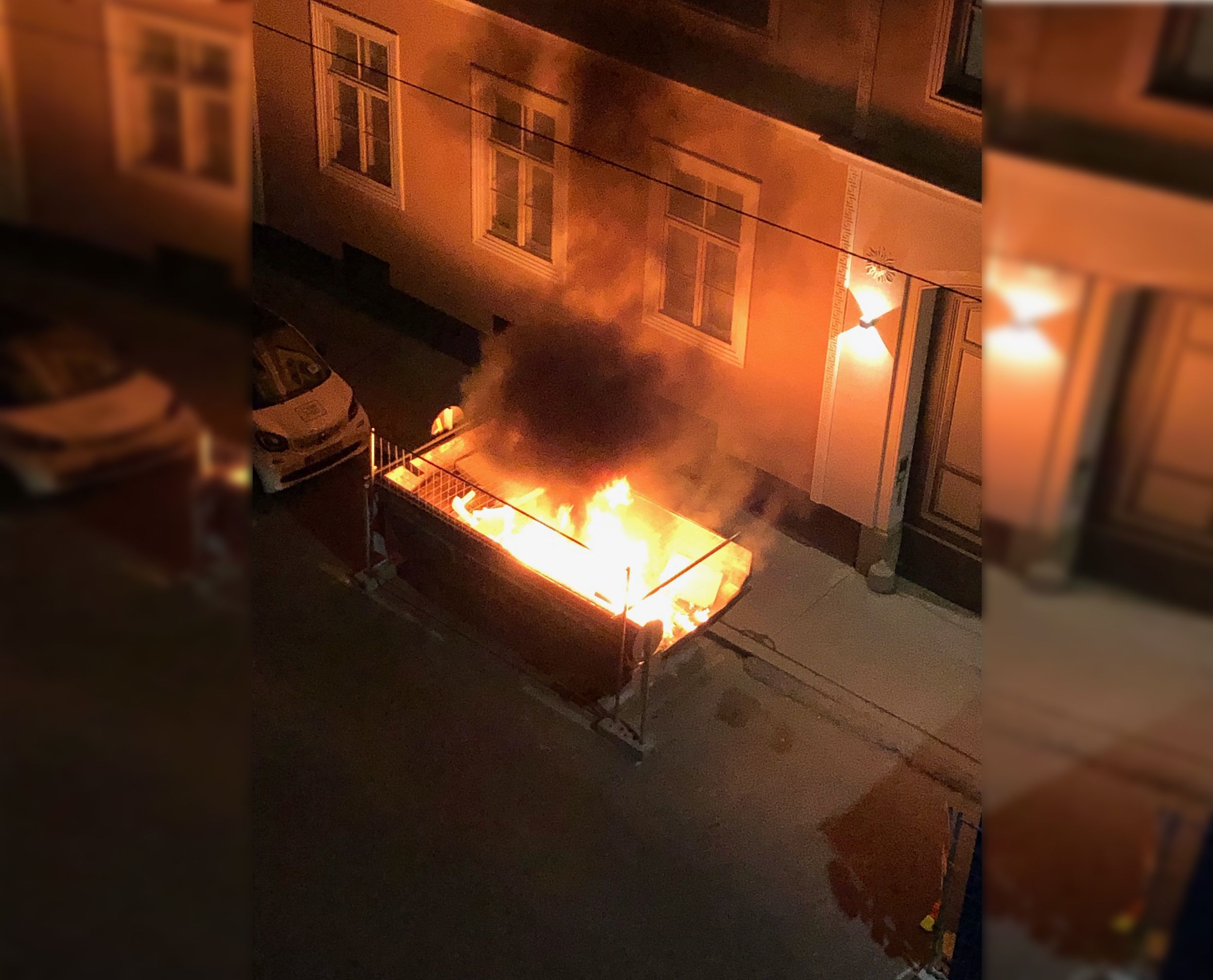 Eine Bauschuttmulde hat zu brennen begonnen.