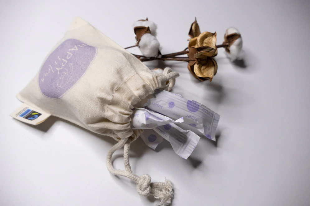 Gut für dich, gut für die Umwelt: Die Bio-Tampons von Happy Mona bestehen zu 100% aus Bio-Baumwolle und sind frei von jeglicher Chemie sowie Pestiziden.