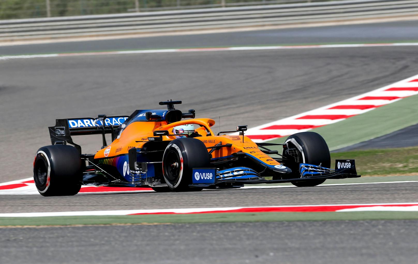 Daniel Ricciardo und Lando Norris cruisen im orangenen McLaren.