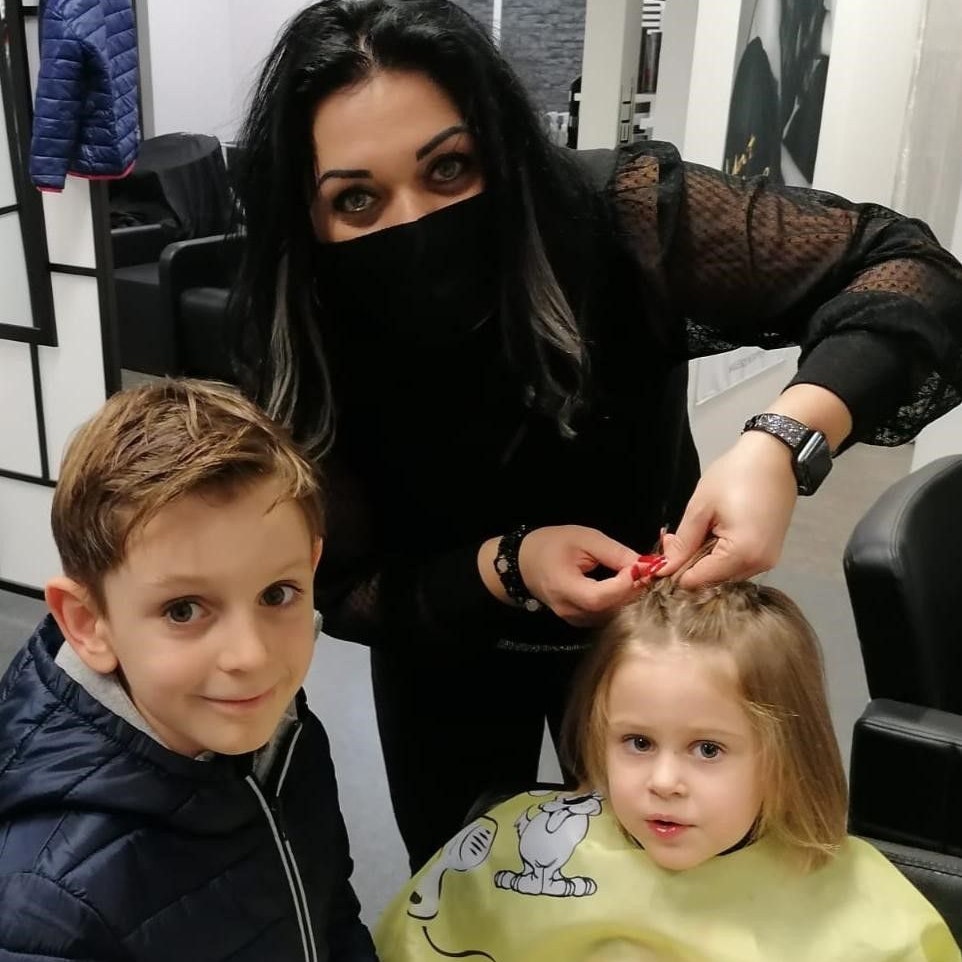 Friseurin Michaela Skoumal will wieder mehr Kunden im Geschäft haben.