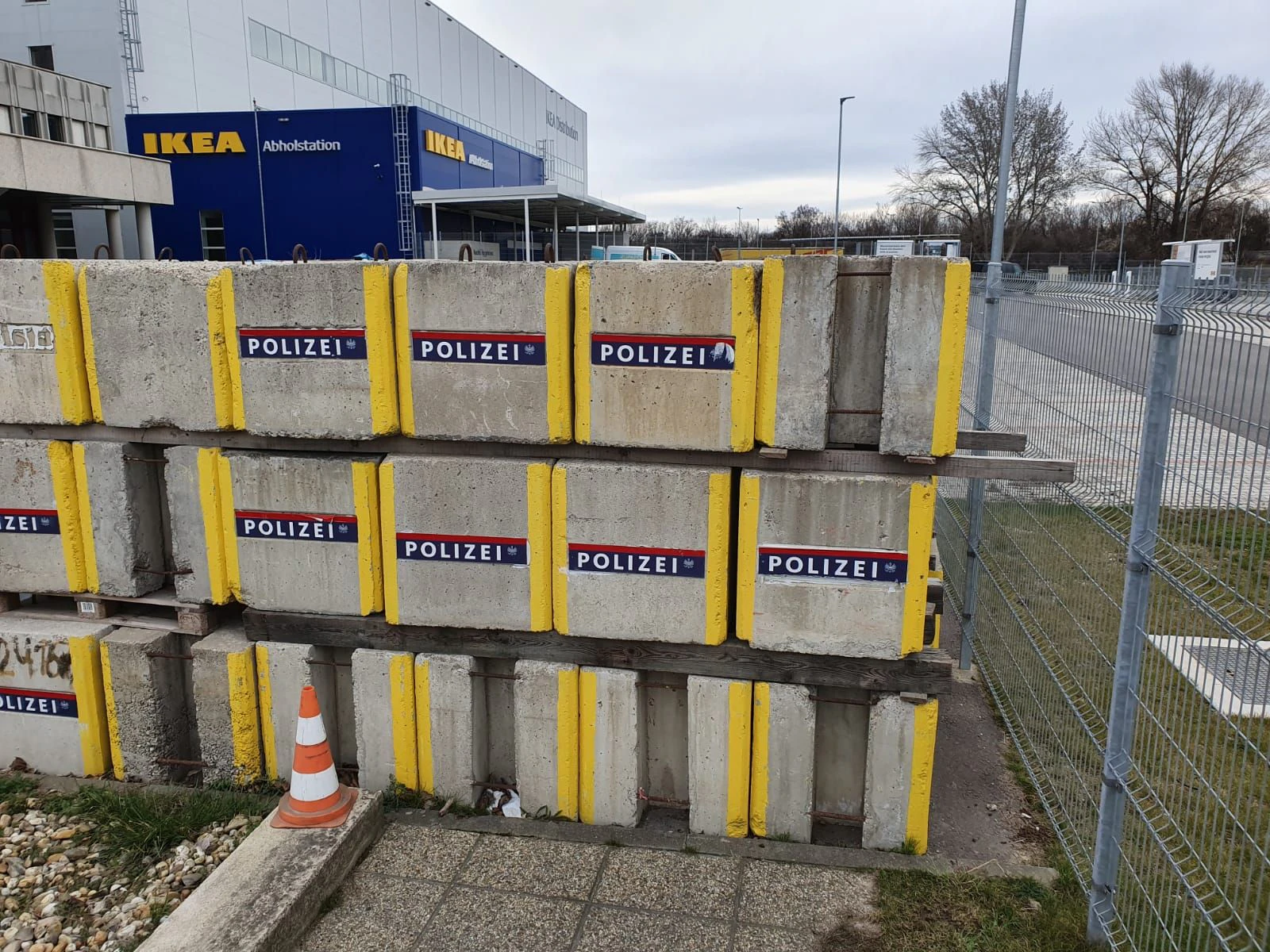 In Wien entdeckten zwei Leser Betonblöcke der Polizei.