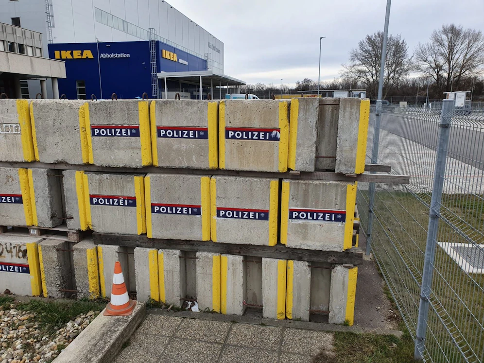 In Wien entdeckten zwei Leser Betonblöcke der Polizei.