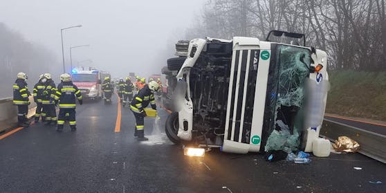 Am Samstag ist ein LKW, welcher leicht entzündlicher Metallpaste geladen hatte, auf der A9 umgekippt.