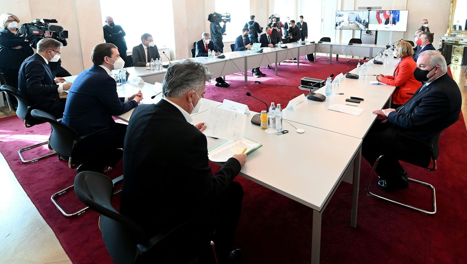 Gesundheitsminister Rudolf Anschober (Grüne), Bundeskanzler Sebastian Kurz (ÖVP) und Vizekanzler Werner Kogler (Grüne) während des Corona-Gipfels am 1. März 2021 im Bundeskanzleramt.