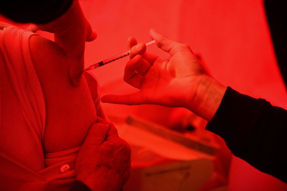 Eine Impfung mit dem Vakzin von AstraZeneca (Symbolbild)