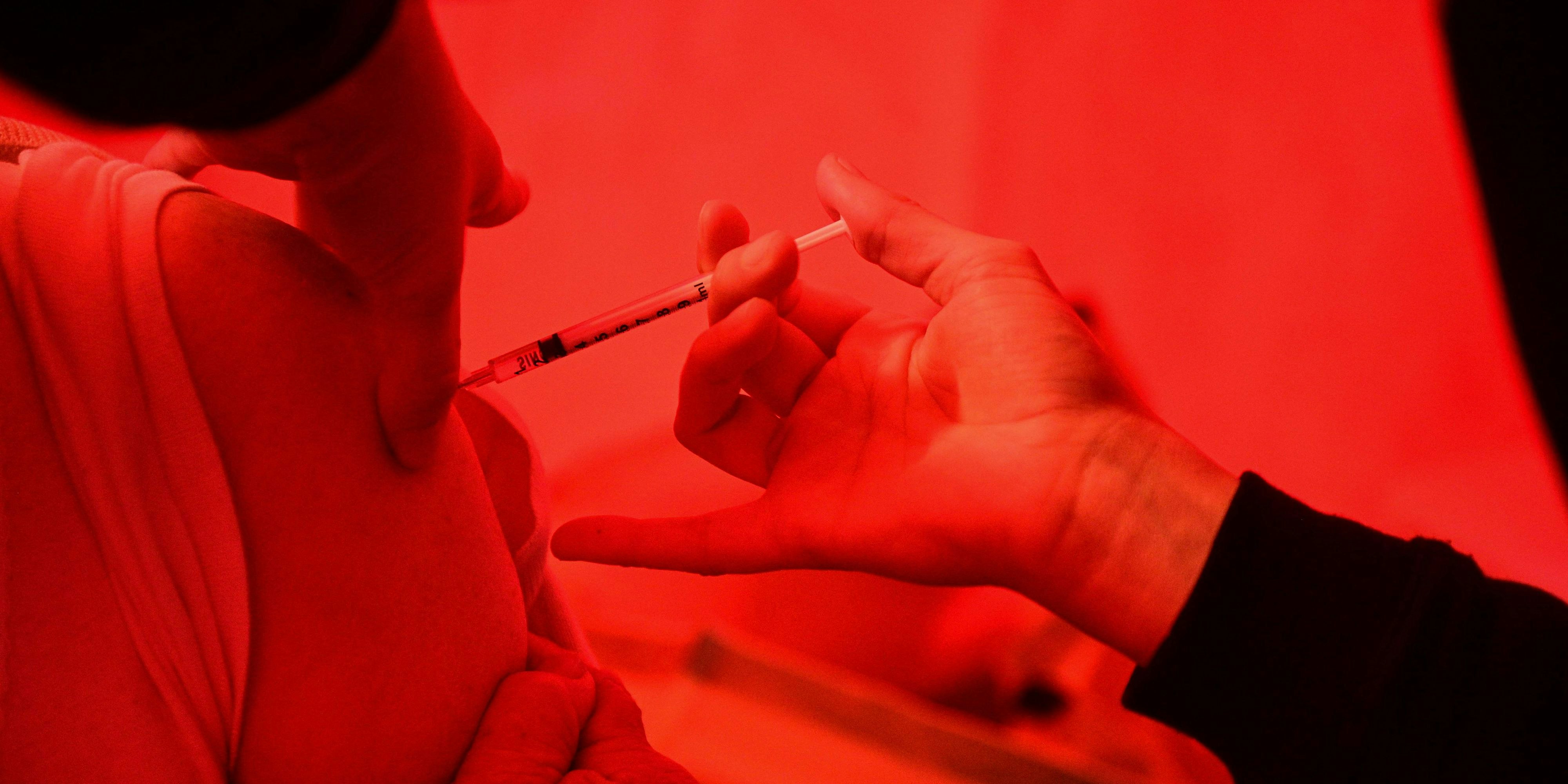 Eine Impfung mit dem Vakzin von AstraZeneca (Symbolbild)