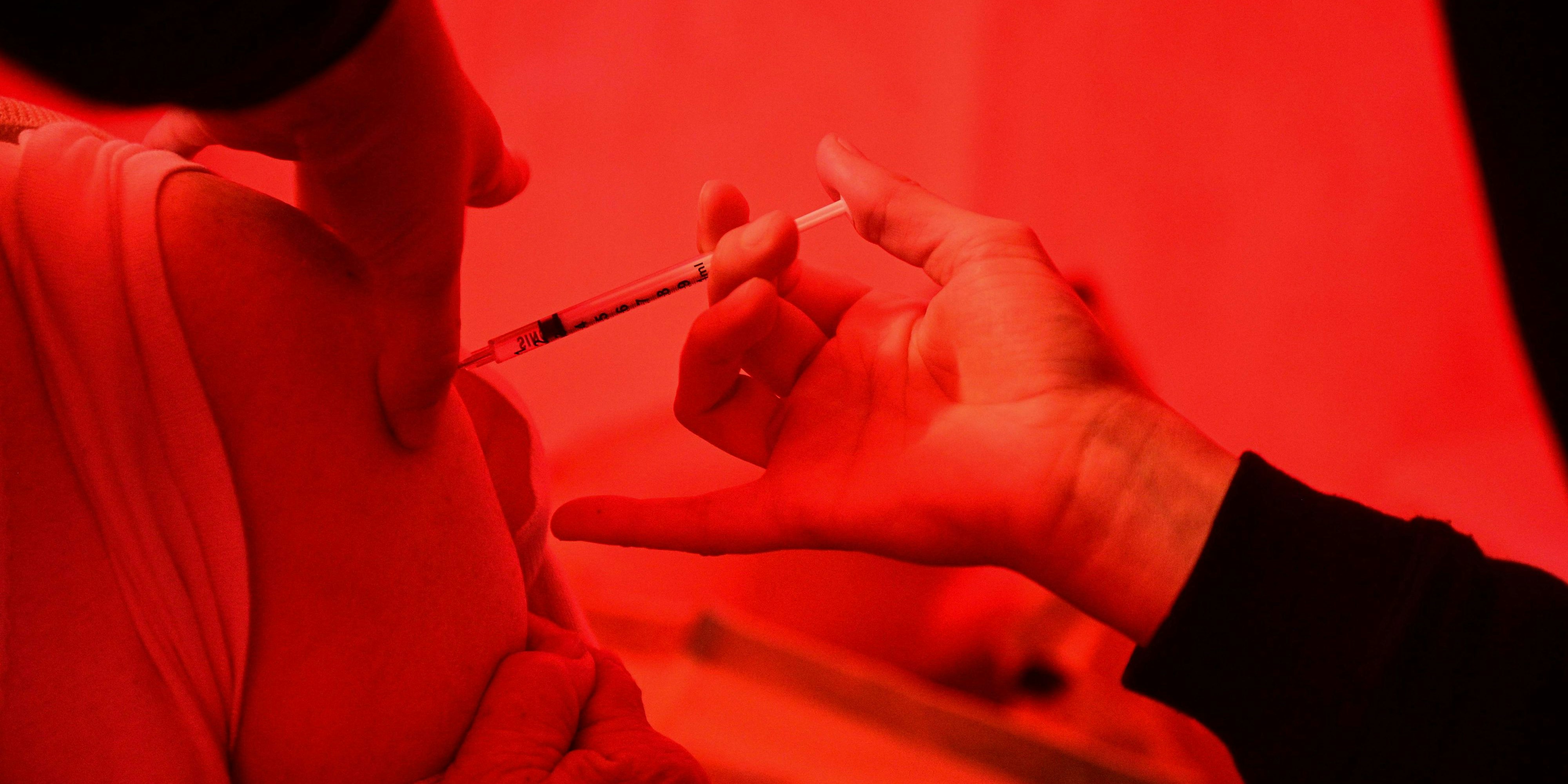 Eine Impfung mit dem Vakzin von AstraZeneca (Symbolbild)