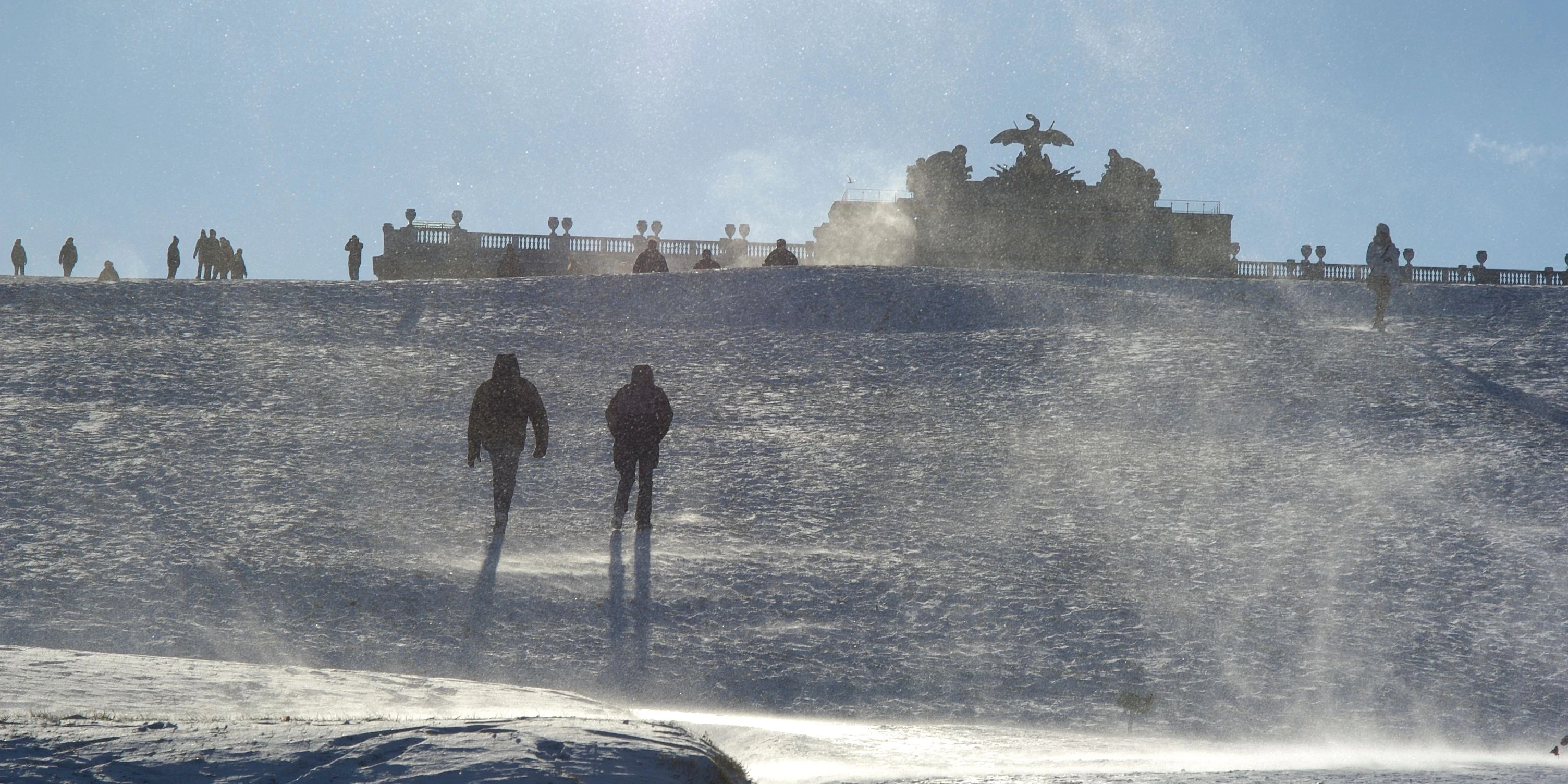 Schönbrunn Park mit Gloriette im Winter