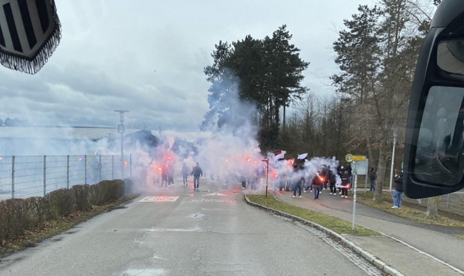 Trotz Corona verabschieden rund 50 LASK-Fans ihr Team Richtung Ried
