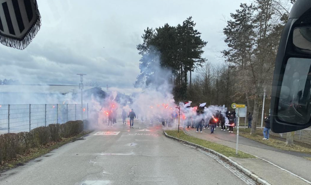 Trotz Corona verabschieden rund 50 LASK-Fans ihr Team Richtung Ried