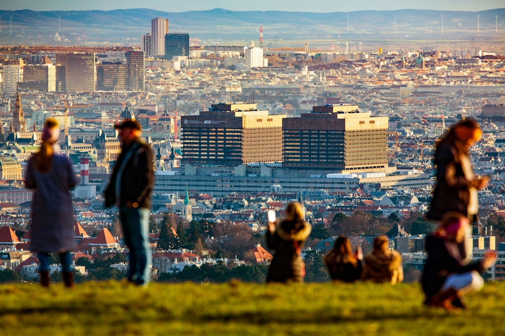 Blick auf das Wiener AKH vom Wienerwald aus. Symbolbild