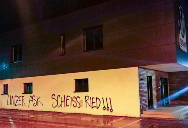 LASK-"Fans" beschmierten die Geschäftsstelle der Rieder vor dem Derby.