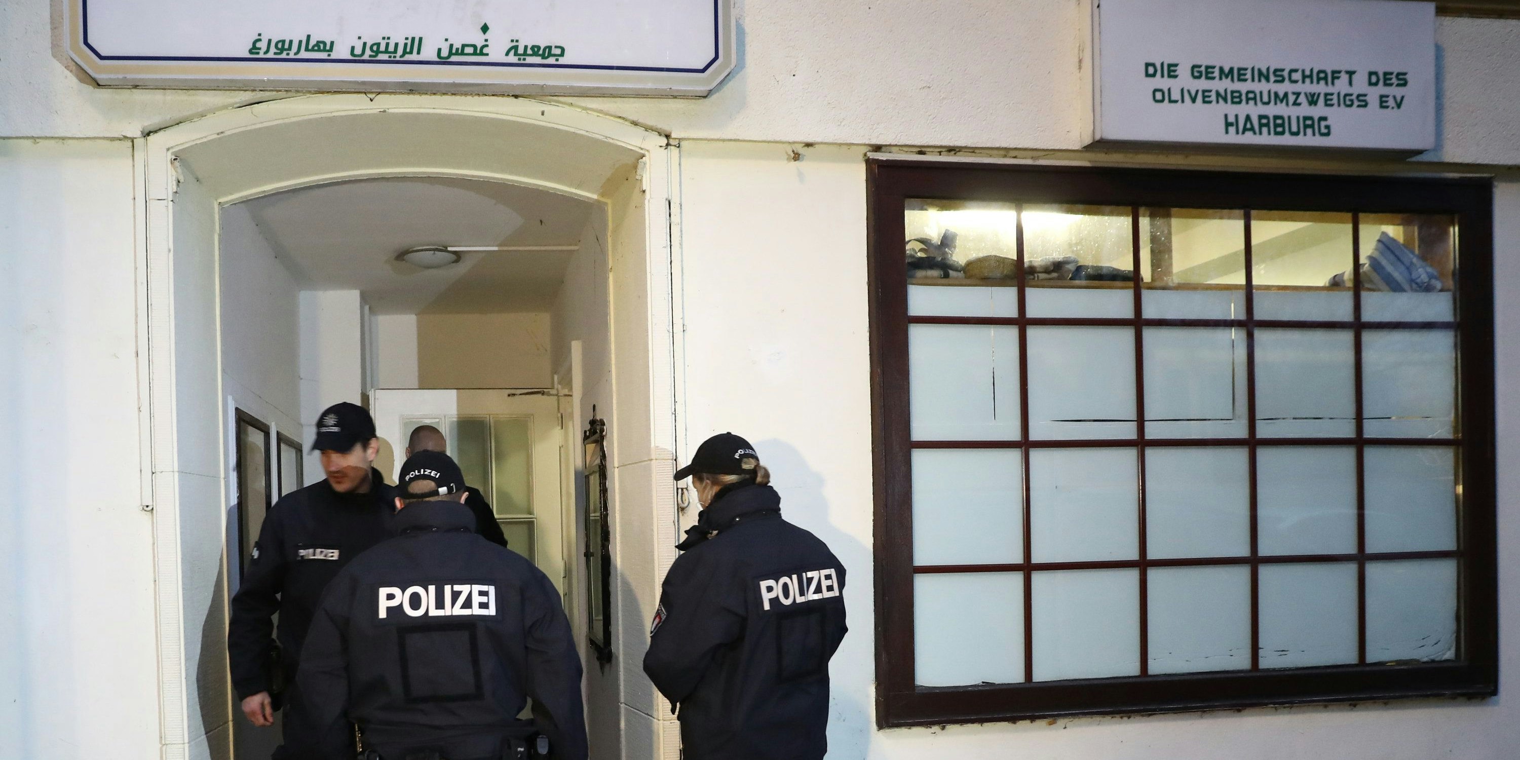 Download von www.picturedesk.com am 14.03.2021 (10:49).  ABD0007_20161115 - dpatopbilder Polizisten gehen am 15.11.2016 in die Al-Taqwa-Moschee in Hamburg-Harburg. Dort vollstreckten mehr als 20 Beamte am Morgen einen Durchsuchungsbeschluss. Mit einer Großrazzia in Hamburg, Schleswig-Holstein und acht weiteren Bundesländern ist die Polizei am frühen Dienstagmorgen gegen mutmaßliche Unterstützer der islamistischen Terrormiliz Islamischer Staat (IS) vorgegangen. Foto: Christian Charisius/dpa (zu dpa "Großrazzia gegen Islamisten-Netzwerk in zehn Bundesländern" am 15.11.2016) +++(c) dpa - Bildfunk+++ - 20161115_PD0668 - Rechteinfo: Rights Managed (RM)