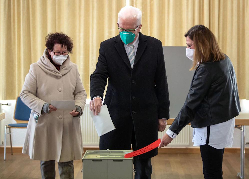 Winfried Kretschmann bei seiner Stimmabgabe