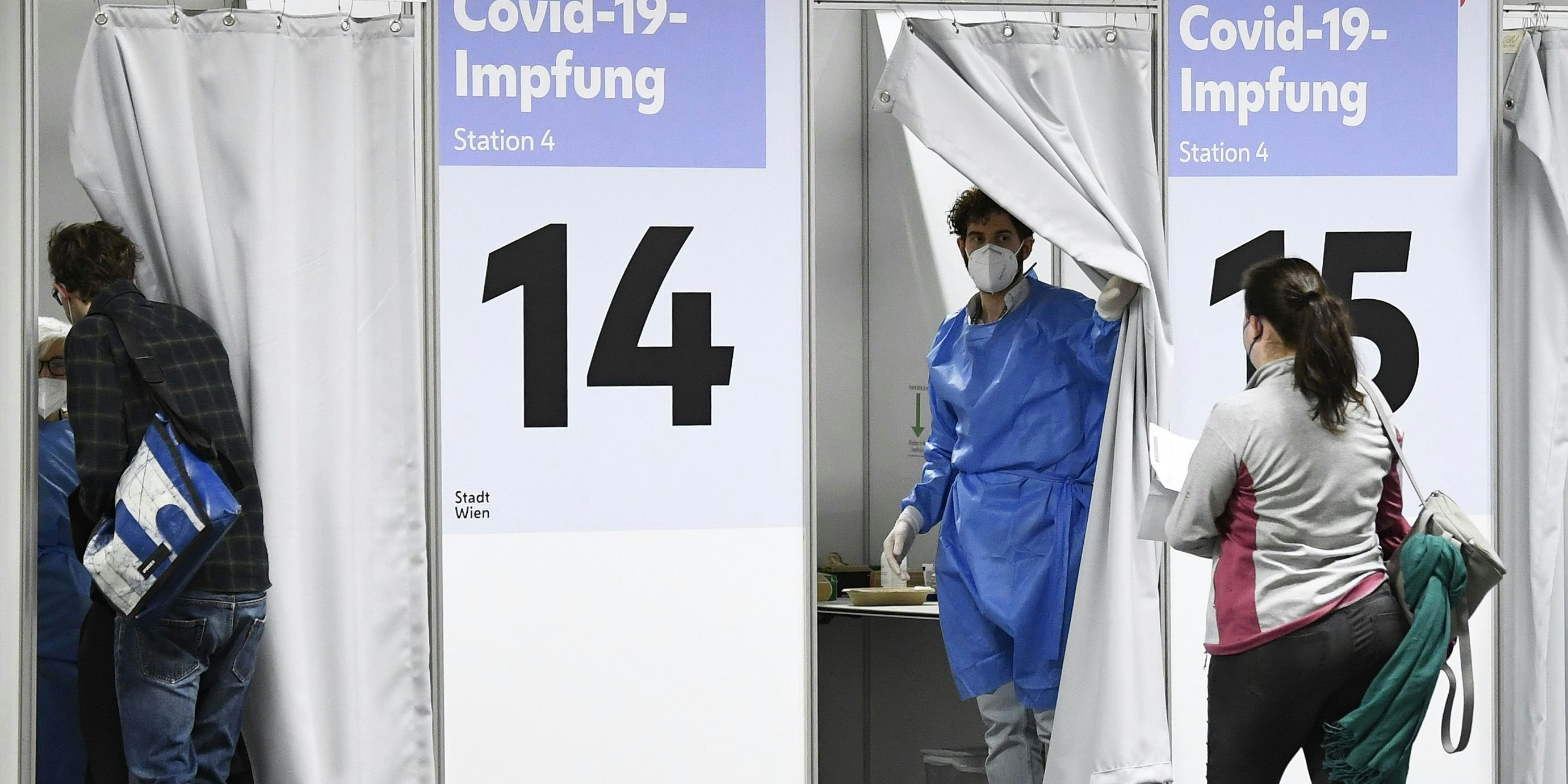 Impfung von Lehrerin mit AstraZeneca