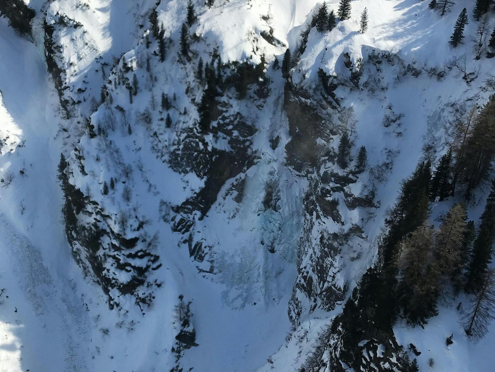 Der Skitourengeher stürzte im Bereich des Zeisch Wasserfalls ab