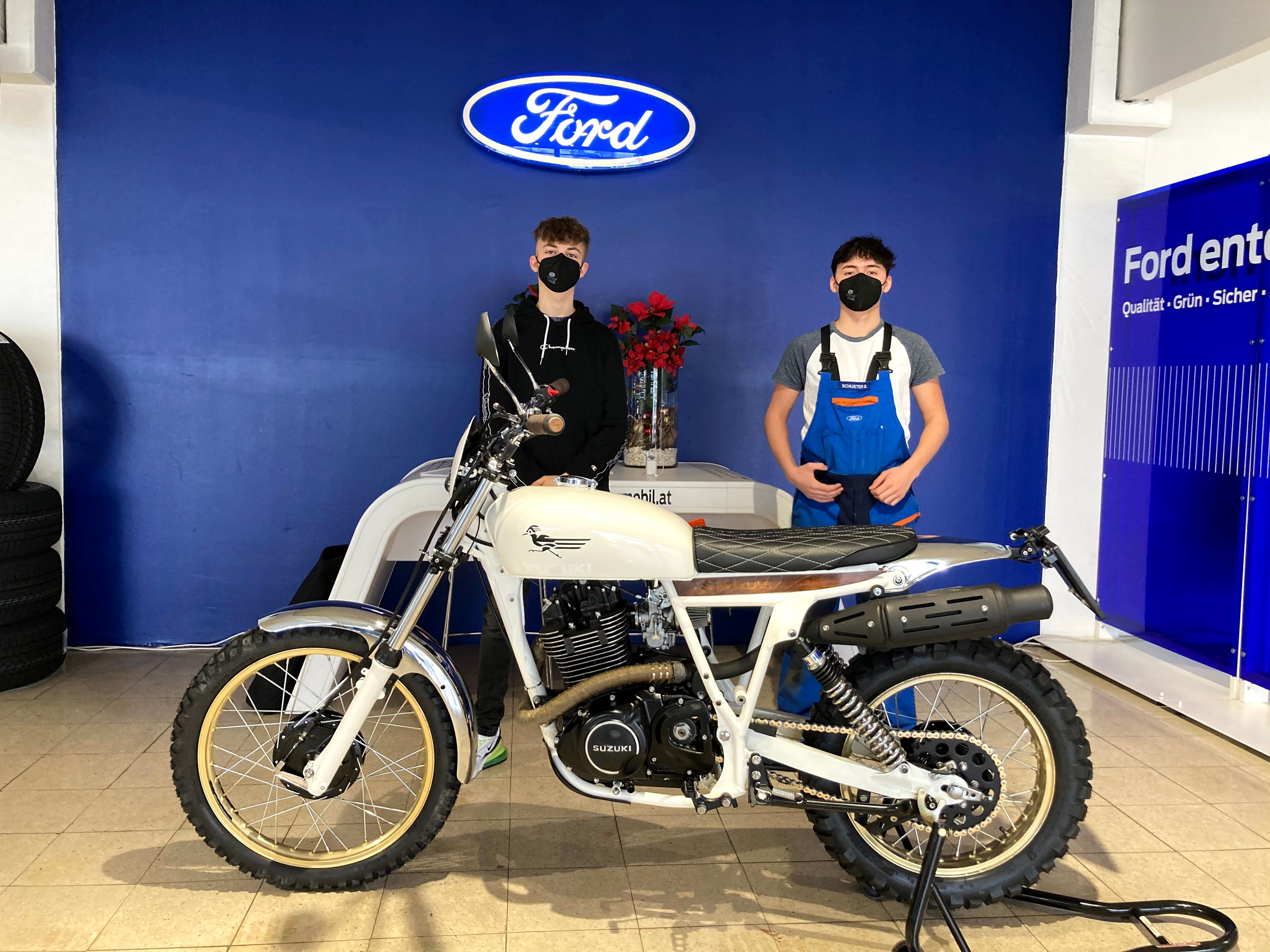 Marvin Dietachmayr (li.) und Benjamin Schuster lieben Autos und Zweiräder natürlich auch.