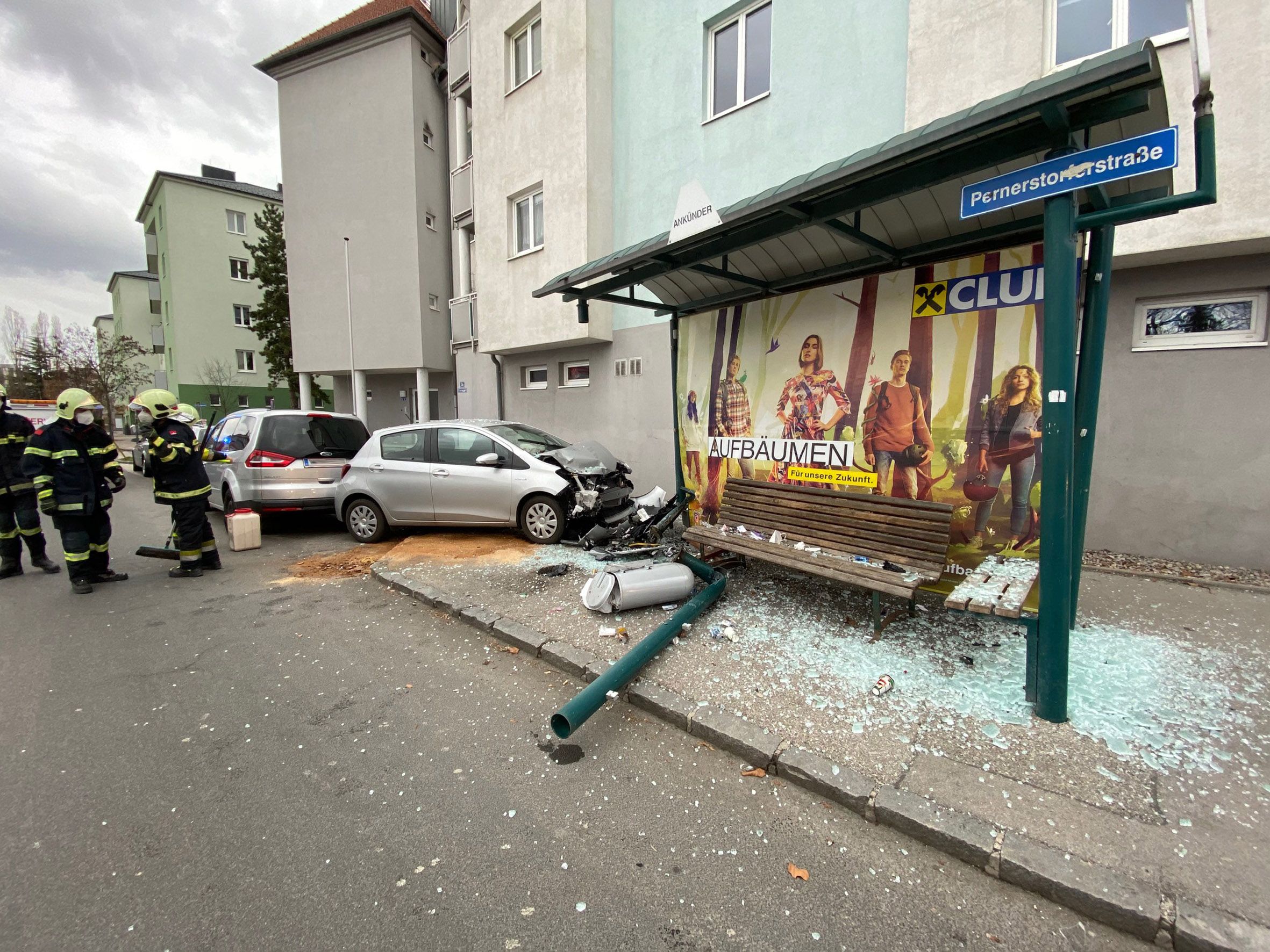 Ein Lenker krachte in eine Bushaltestelle.