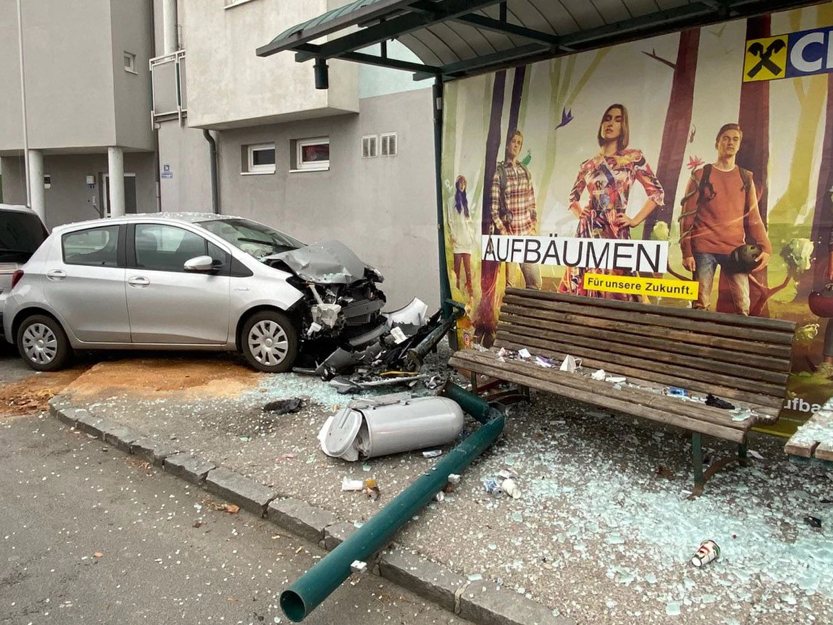 Ein Lenker krachte in eine Bushaltestelle.