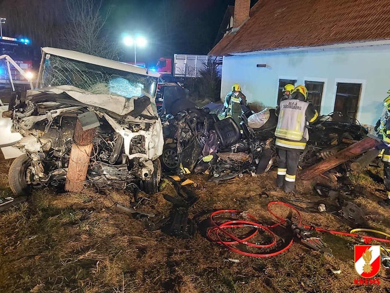 Heute.at - Zwei Tote bei Frontalcrash, Familie schwer verletzt