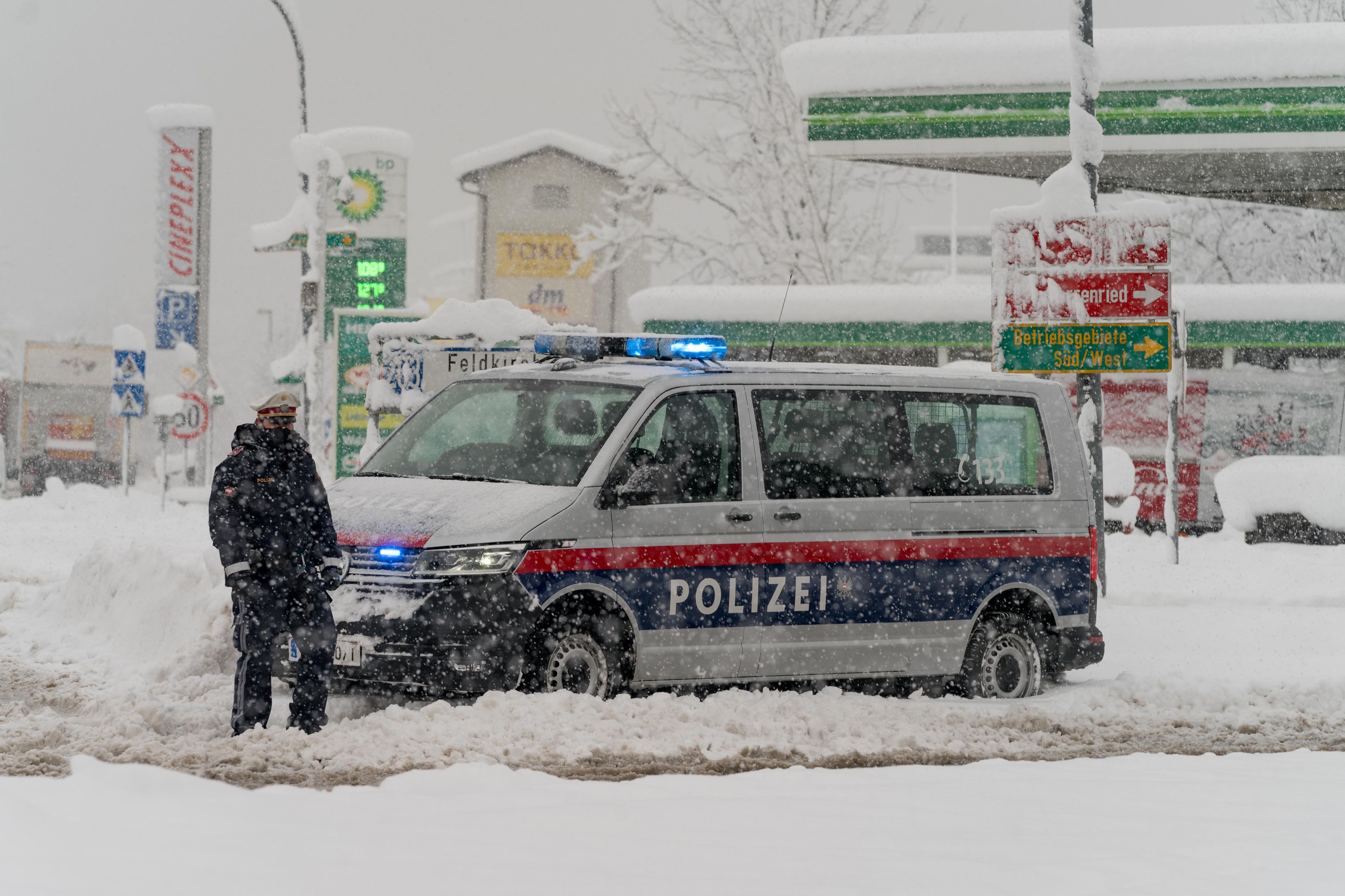 Download von www.picturedesk.com am 14.03.2021 (11:27).  ABD0083_20210115 - HOHENEMS - ÖSTERREICH: ZU APA0264 VOM 15.1.2021 - Die ungewöhnlich großen Neuschneemengen in Vorarlberg haben auch am Freitag, 15. Jänner 2021, weiter Probleme verursacht. Im Bild: Die Situation in Hohenems. - FOTO: APA/STIPLOVSEK DIETMAR - 20210115_PD3109 - Rechteinfo: Rights Managed (RM)