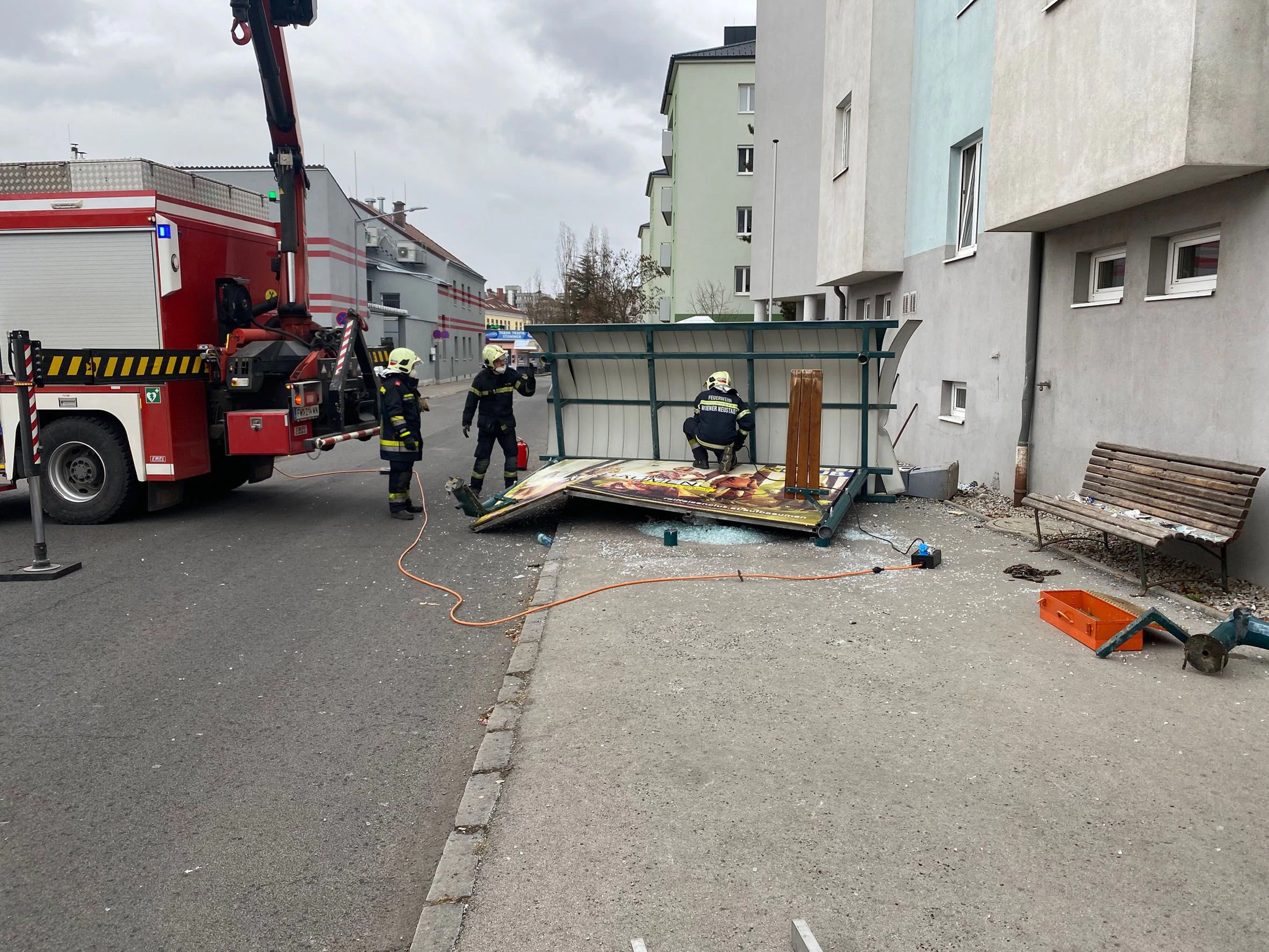 Die Feuerwehr räumte die desolate Bushaltestelle weg.