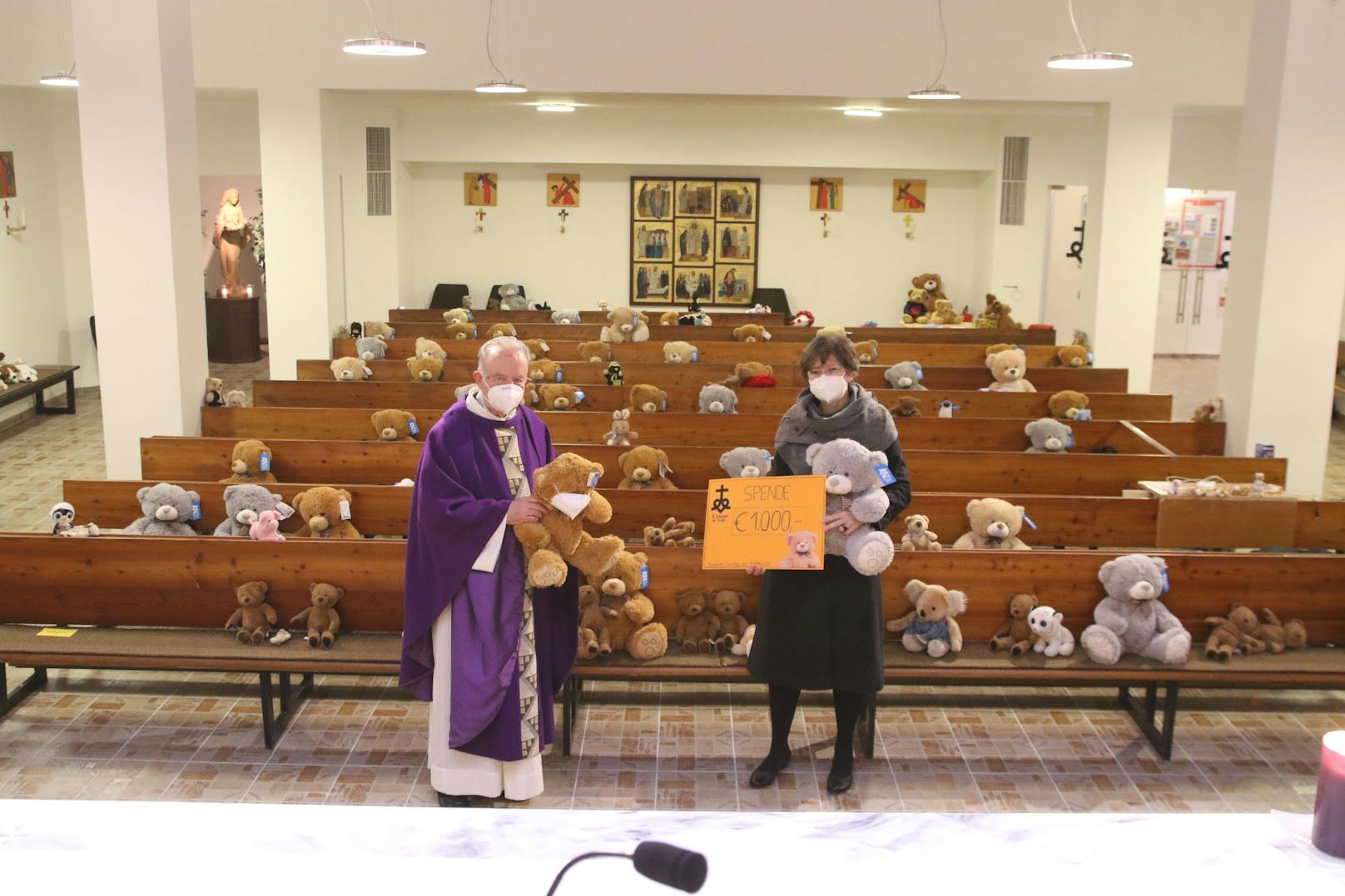 Pfarrer Hans Bensdorp sammelte neben den Bären auch noch tausend Euro Spenden.&nbsp;