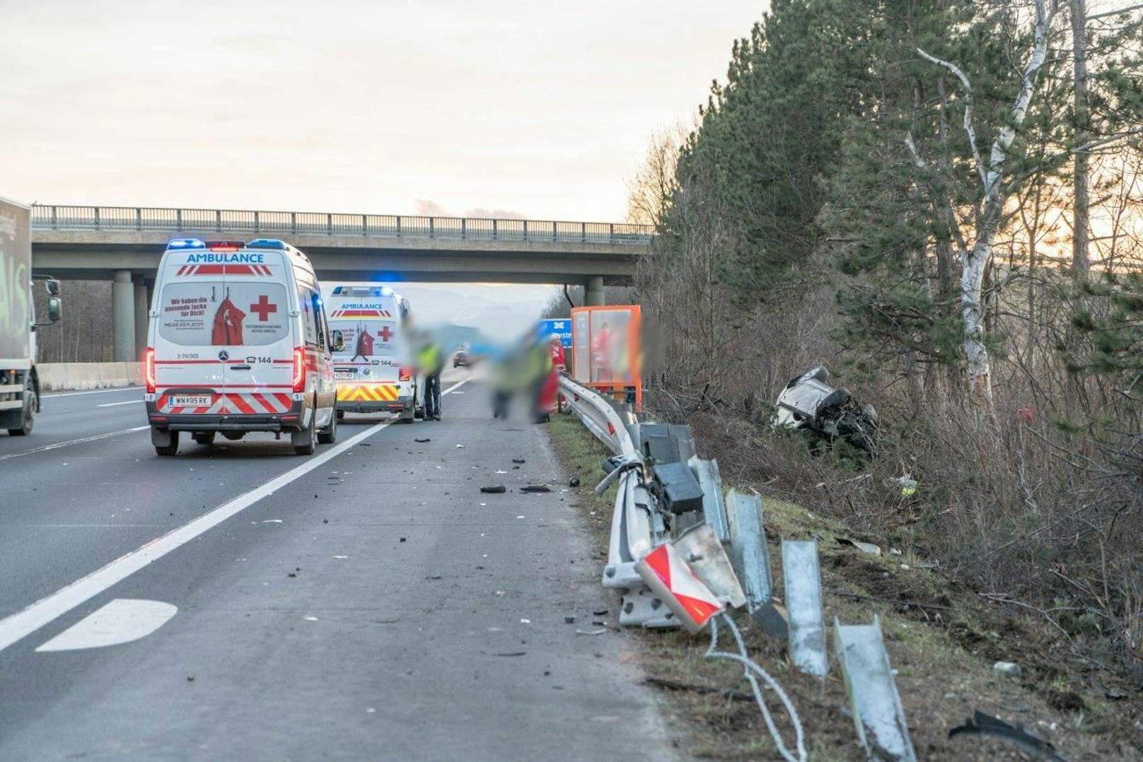 Pkw wurde über Leitplanke katapultiert.